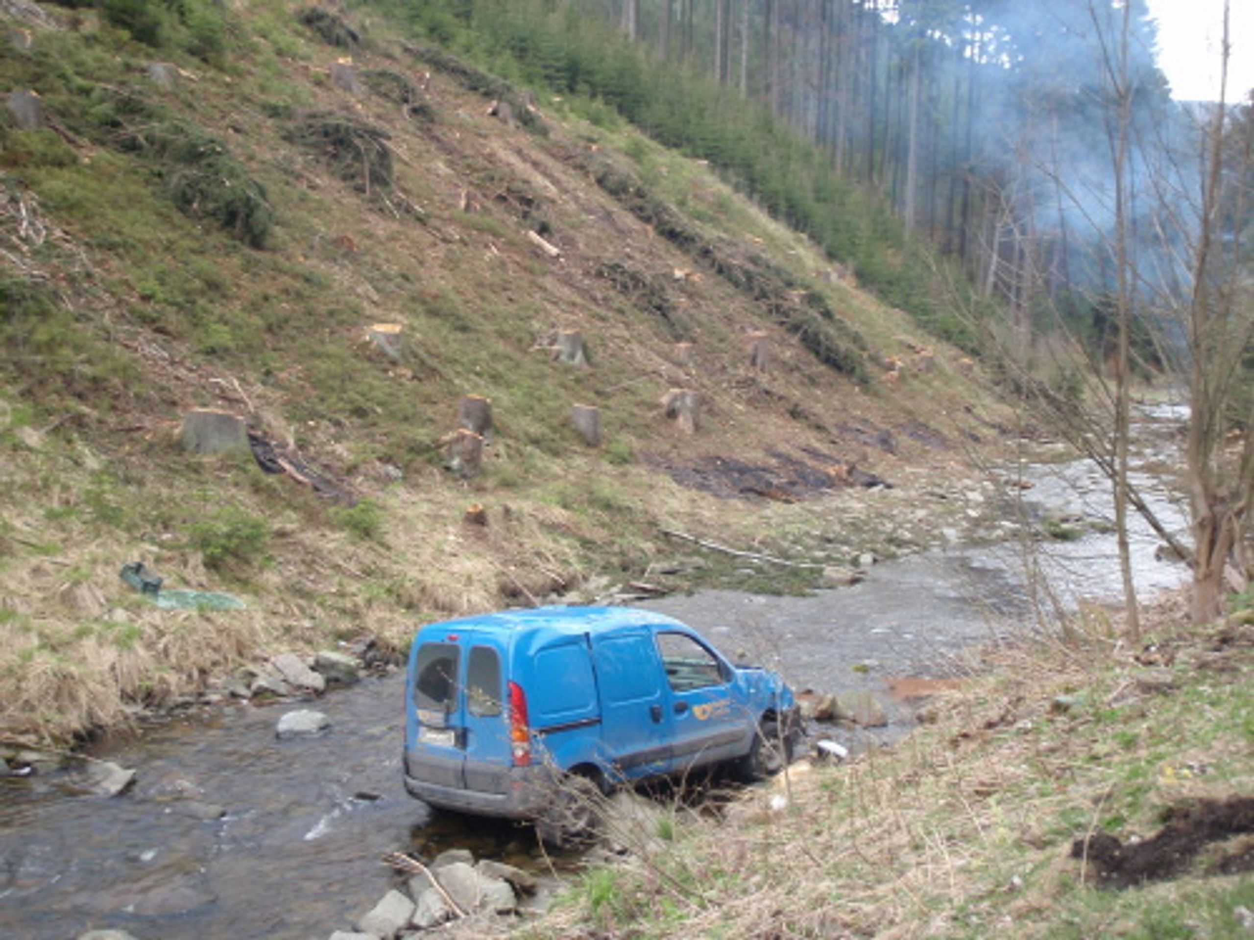 Poštovní auto skončilo po nehodě v potoce - GALERIE: Pošťačka skončila s autem v potoce! (3/4)