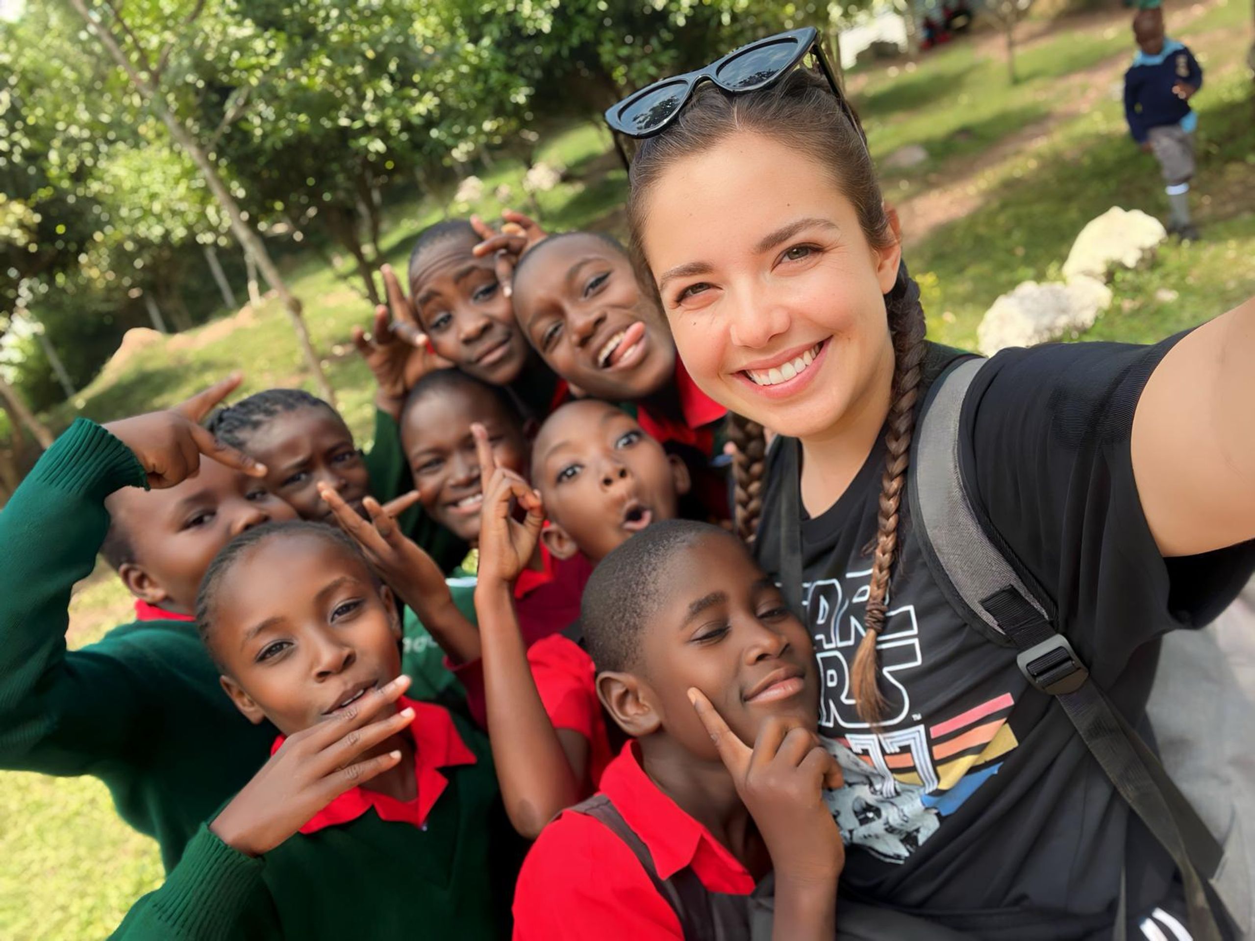 Kateřina Herodesová s keňskými dětmi ze školy Rael - Redaktorka TN.cz Kateřina Herodesová pomáhá v africké škole (7/13)