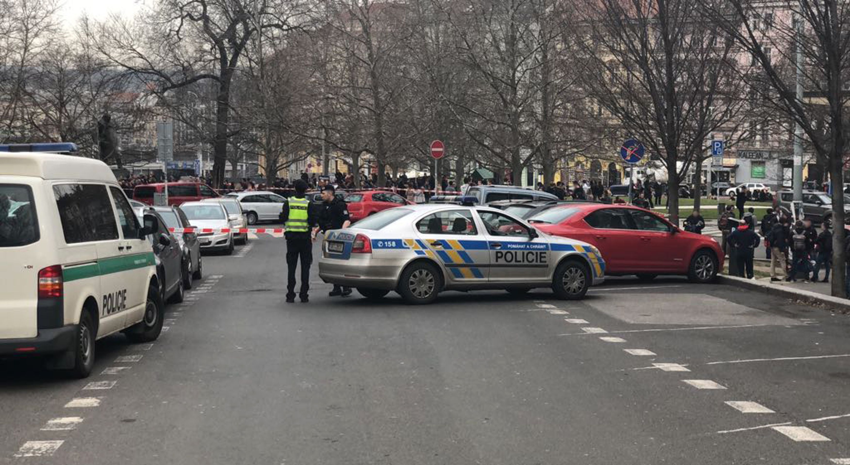 Nahlášení bomby na VŠE v Praze - 4 - GALERIE: Nahlášení bomby na VŠE v Praze (4/4)