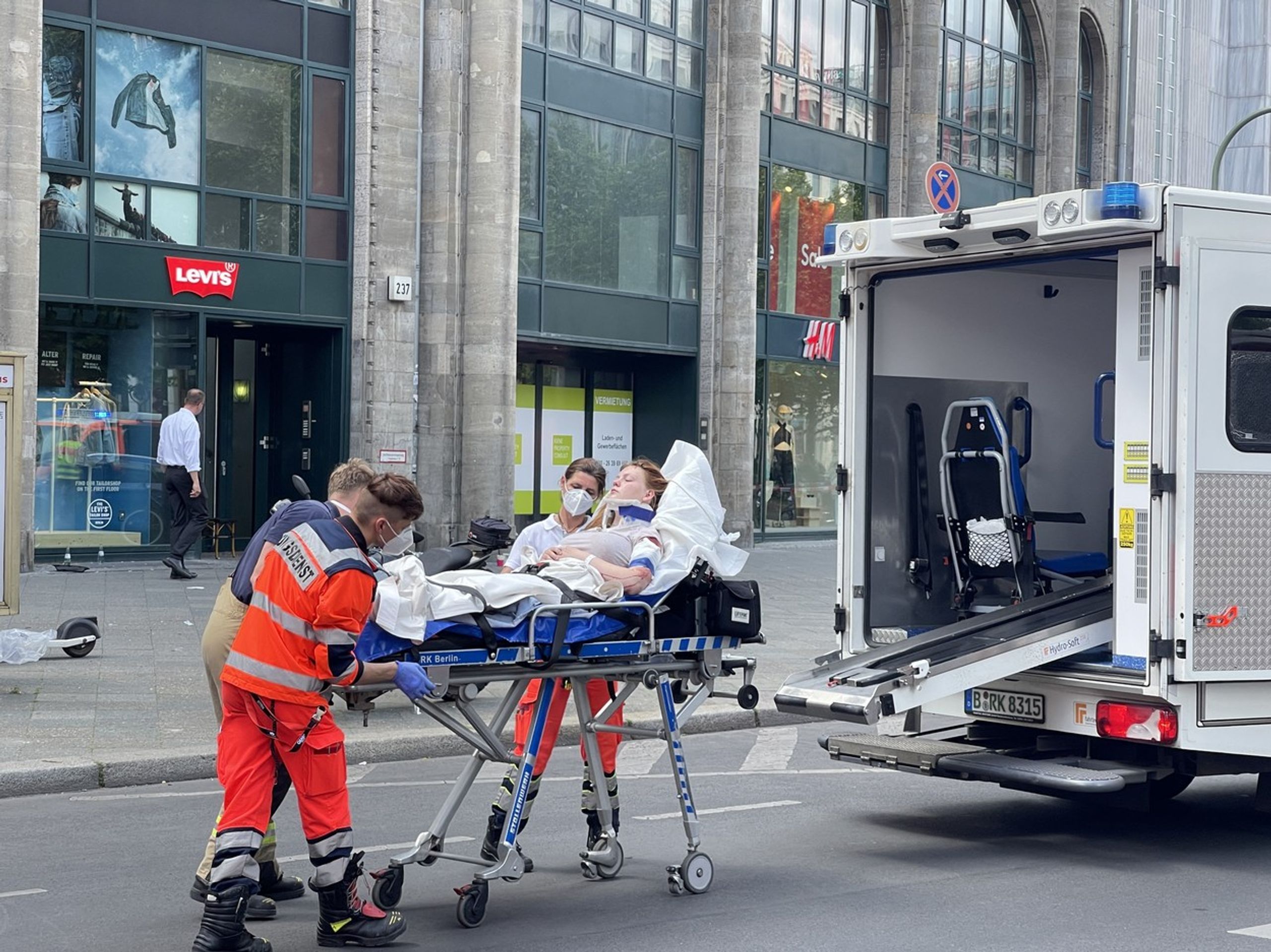 Útok v Berlíně (2) - Na západě Berlína najelo auto do davu lidí (9/9)
