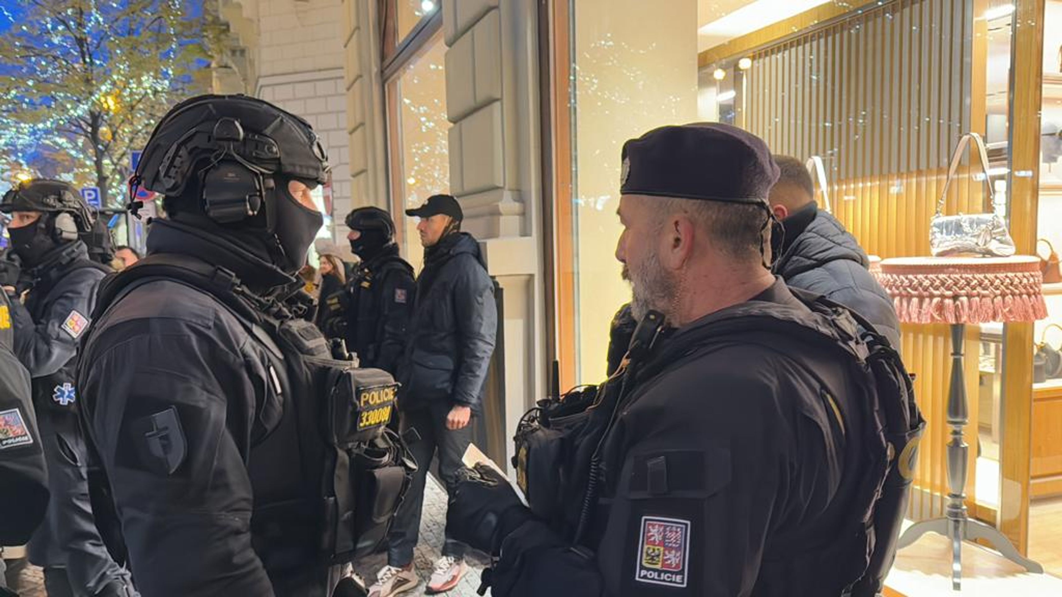 Zadržení agresivních fanoušků (18) - Zadržení agresivních fanoušků (15/19)