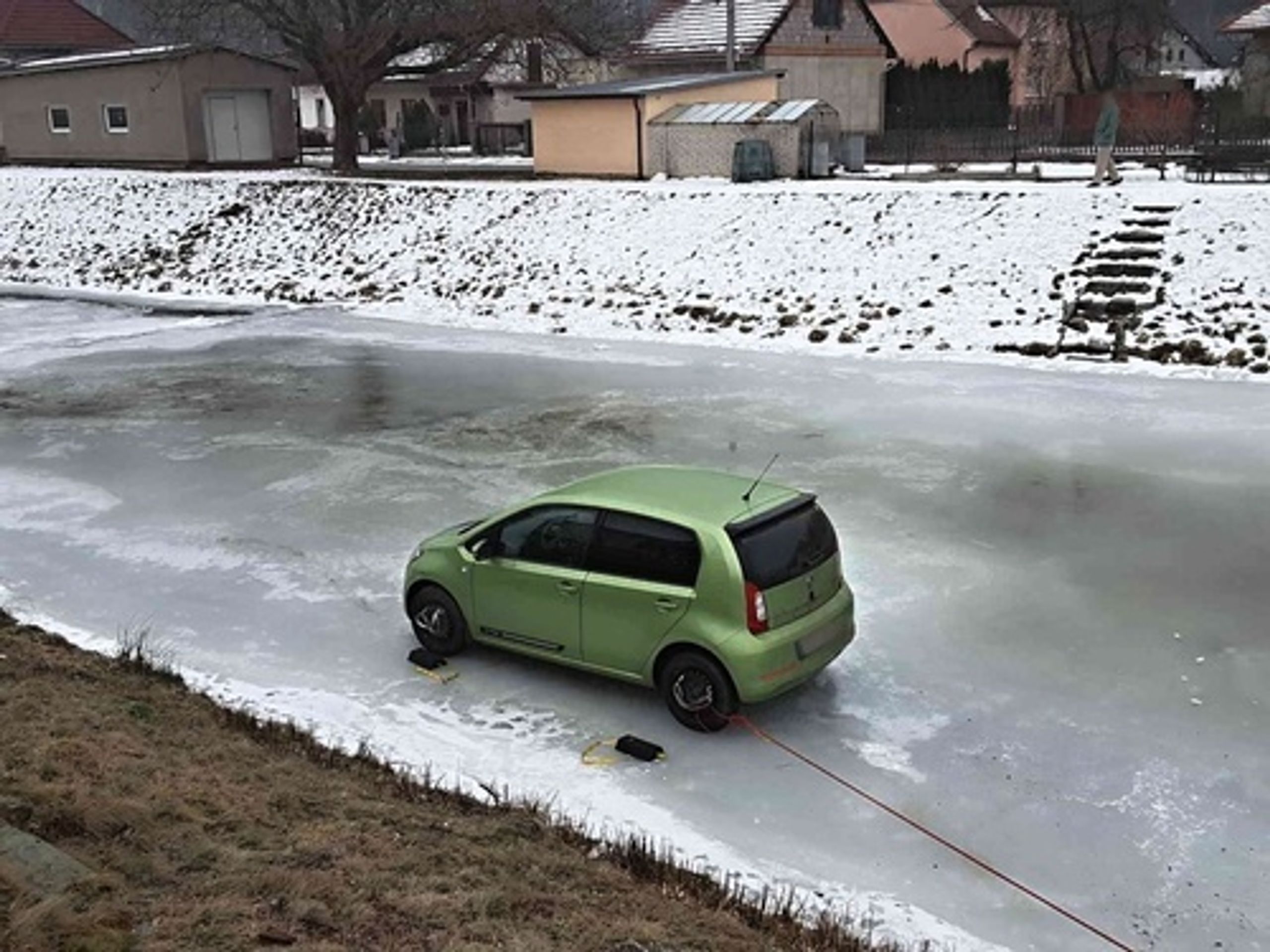 Auto uvízlo na zamrzlé řece - 1 - GALERIE: Auto uvízlo na zamrzlé řece (1/7)