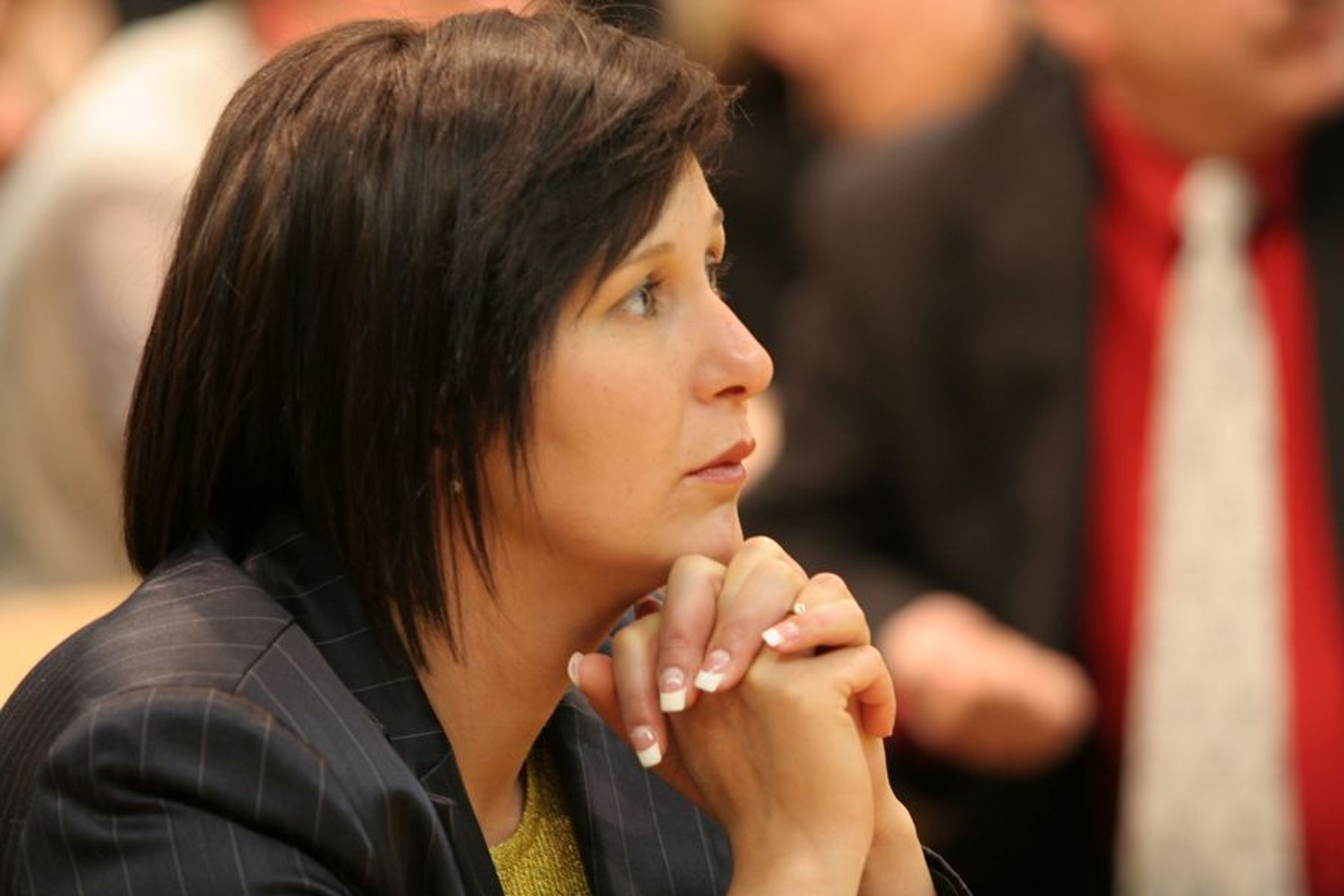 První místopředsedkyně KDU-ČSL Michaela Šojdrová něvěřícně sleduje předběžné výsledky - GALERIE: Politici očekávají výsledky (13/13)