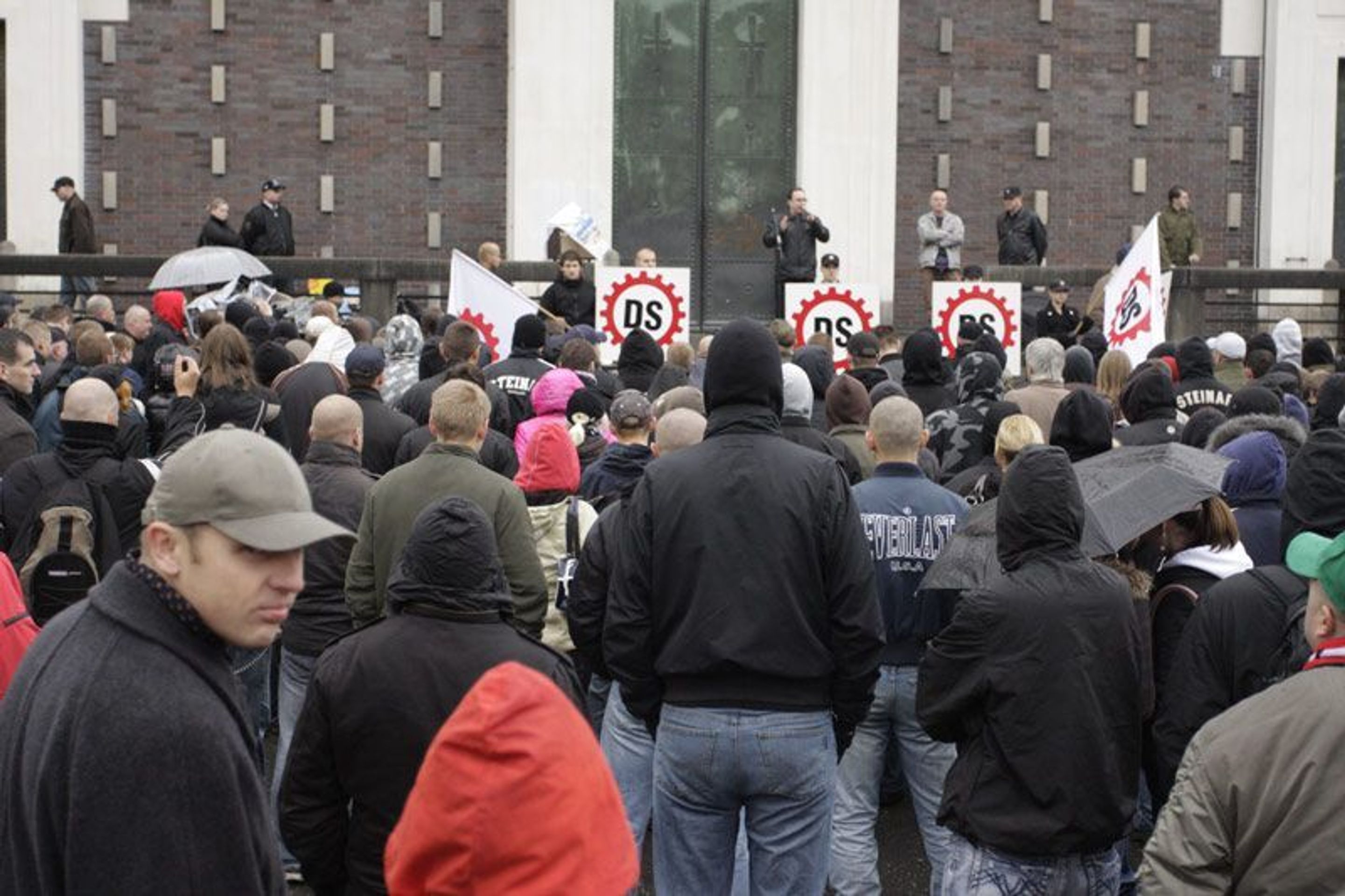 Dělnická strana na náměstí Jiřího z Poděbrad - Extrémisté na náměstí Jiřího z Poděbrad (2/4)