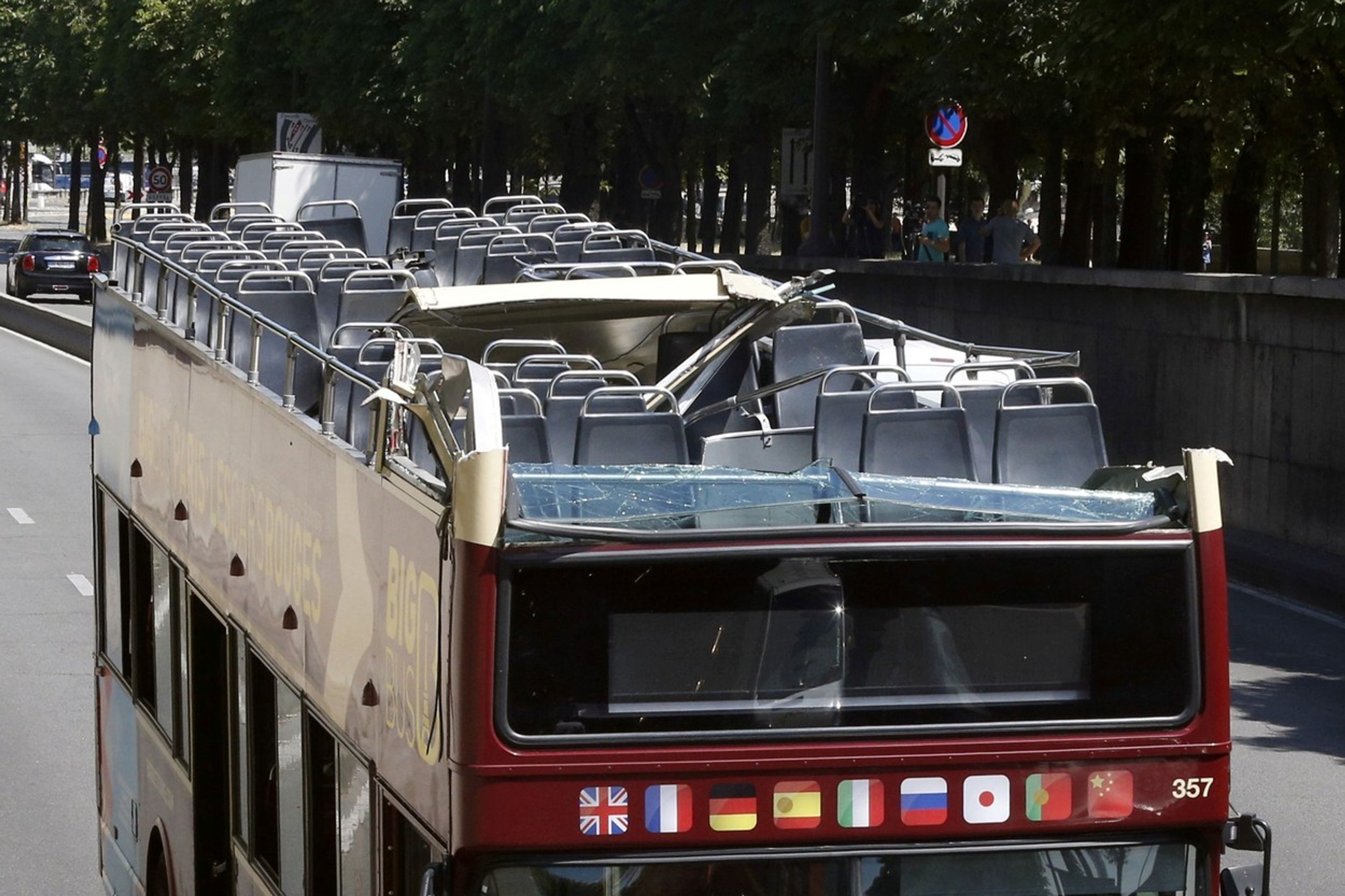 Nehoda autobusu v Paříži - 1 - GALERIE: Nehoda autobusu v Paříži (1/3)
