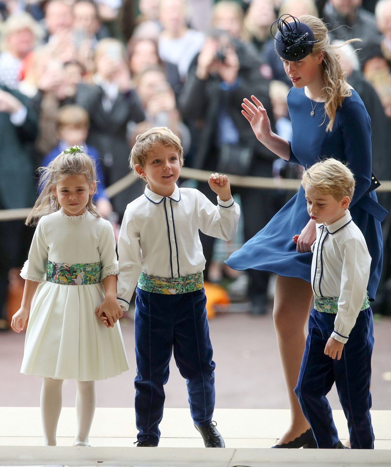 Princ George tropí vylomeniny během královské svatby - GALERIE: Princ George bavil hosty na svatbě princezny Evženie (2/5)