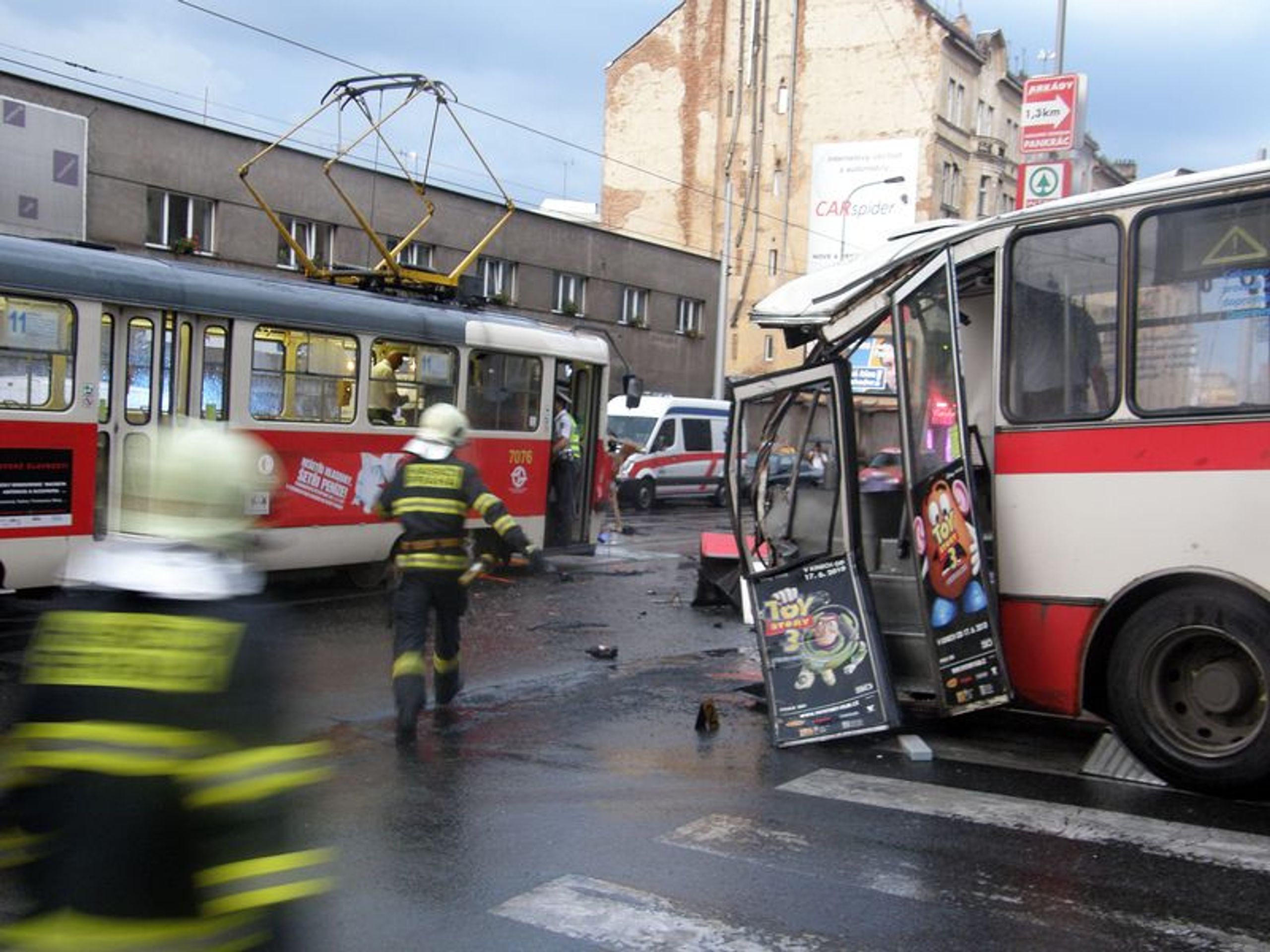 Srážka tramvaje a autobusu v pražských Nuslích - 9 - GALERIE: Srážka tramvaje a autobusu v pražských Nuslích (1/9)