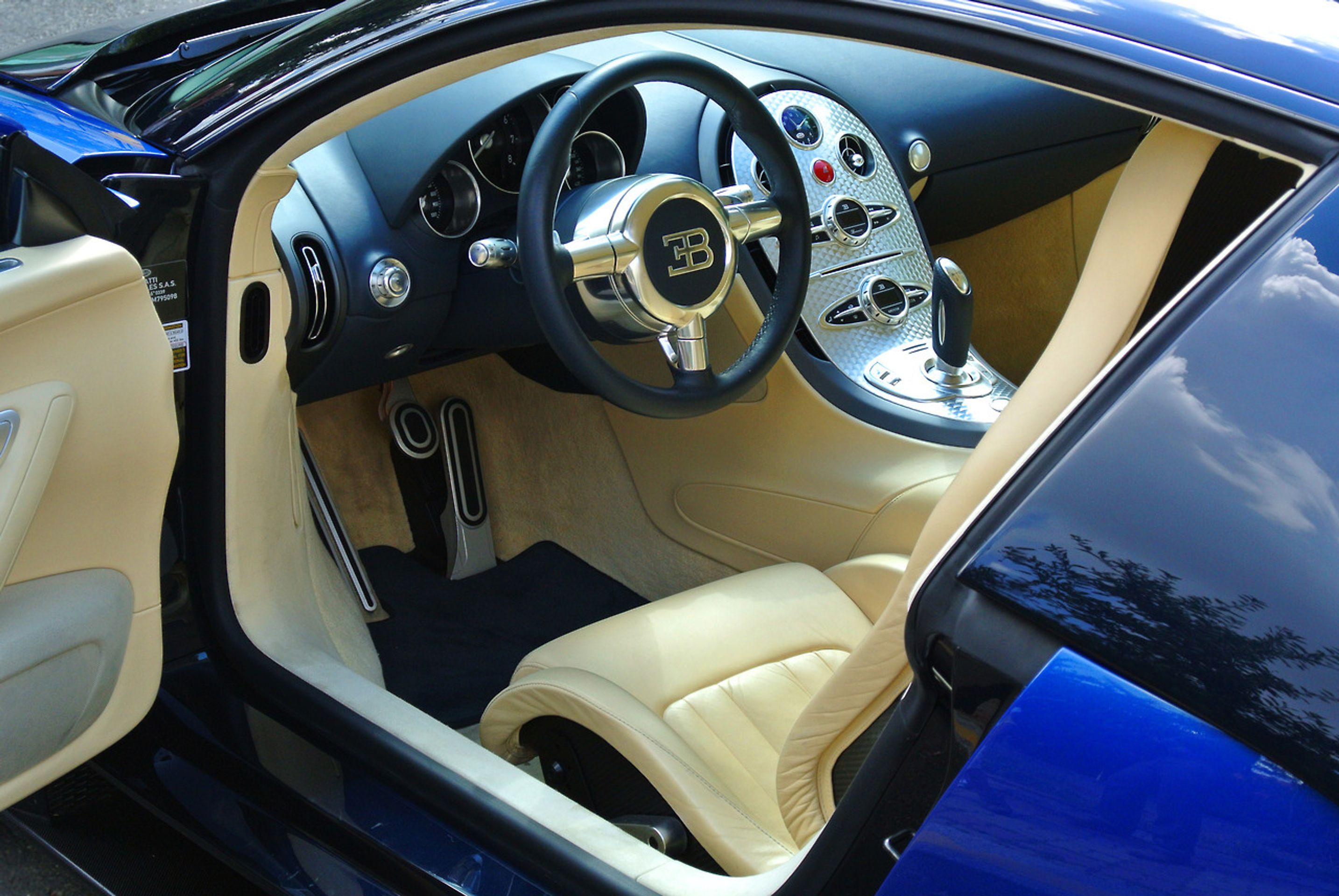 Bugatti Veyron - 1 - GALERIE: Bugatti Veyron (7/7)