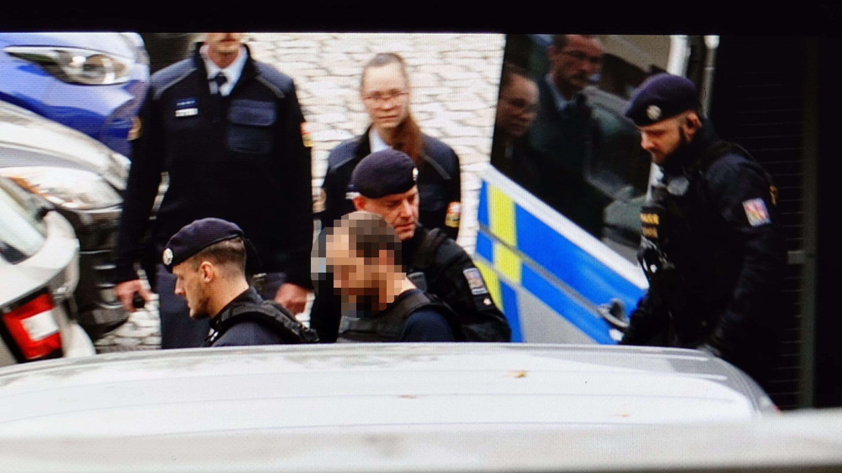 Vražda v Plzni - Muž podezřelý z vraždy je veden k soudu  (2) - Vražda v Plzni (4/7)