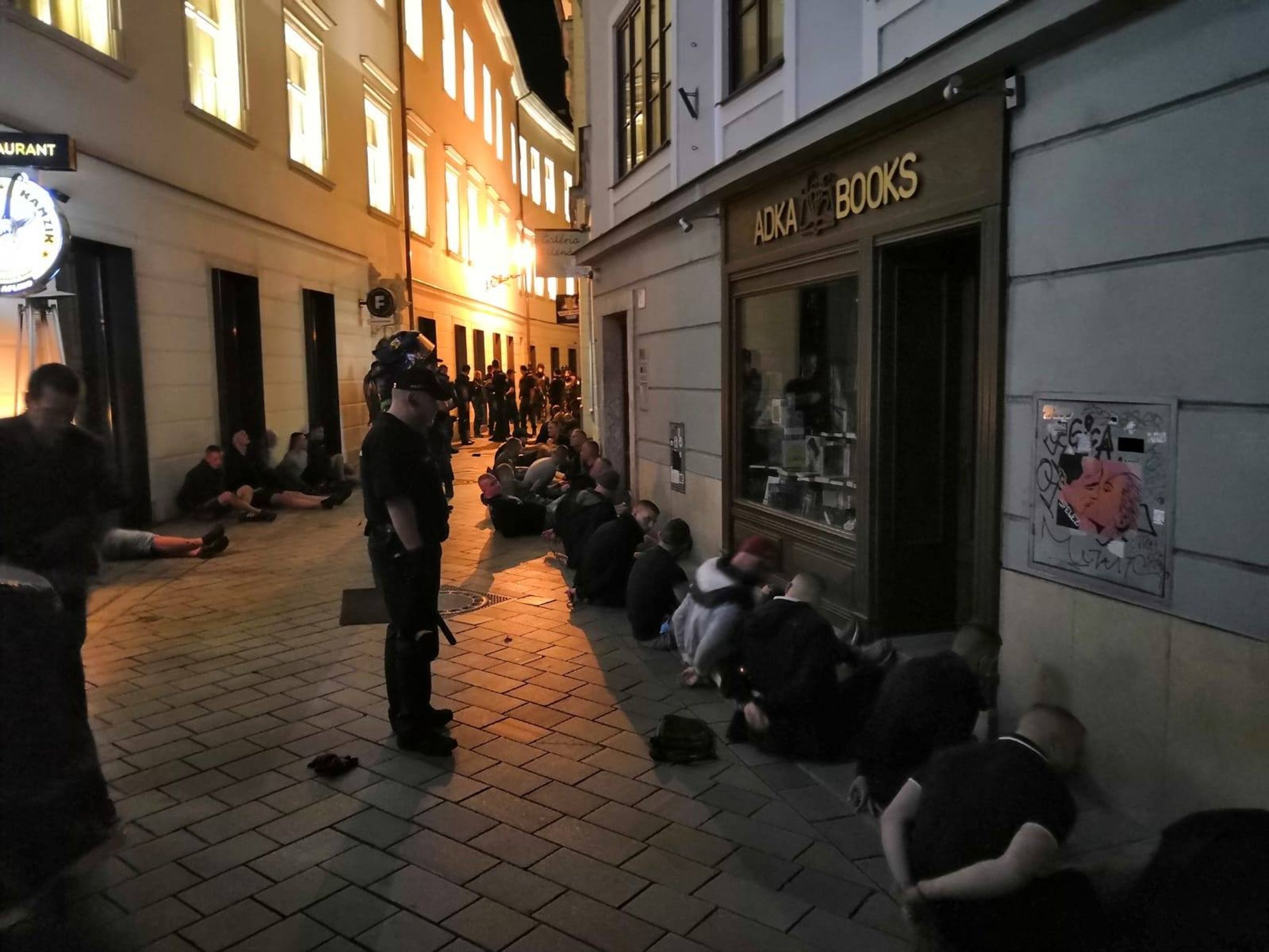 Policie zadržela desítky výtržníků - GALERIE: V centru Bratislavy řádili chuligáni (3/4)