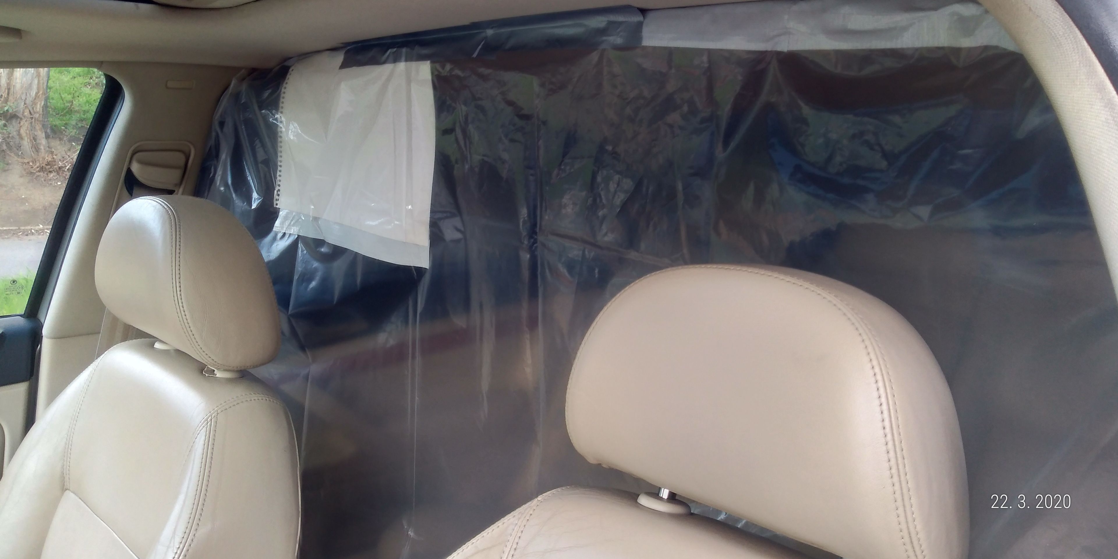 Igelitové přepážky v taxících - 10 - Fotogalerie: Taxikáři se chrání proti koronaviru (3/5)