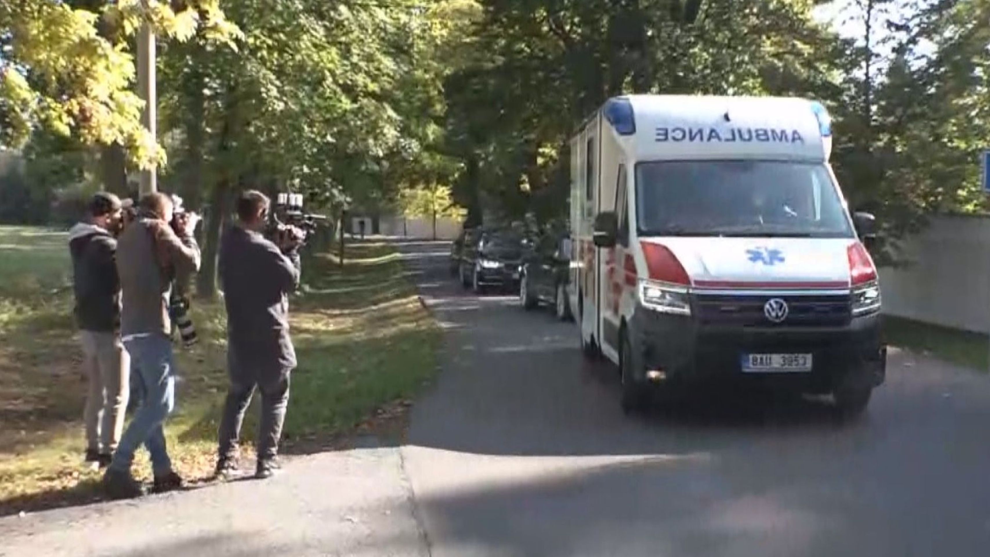 Z Lán vyjela sanitka v doprovodu ochranky - Prezidenta Miloše Zemana odvezla z Lán sanitka (2/10)