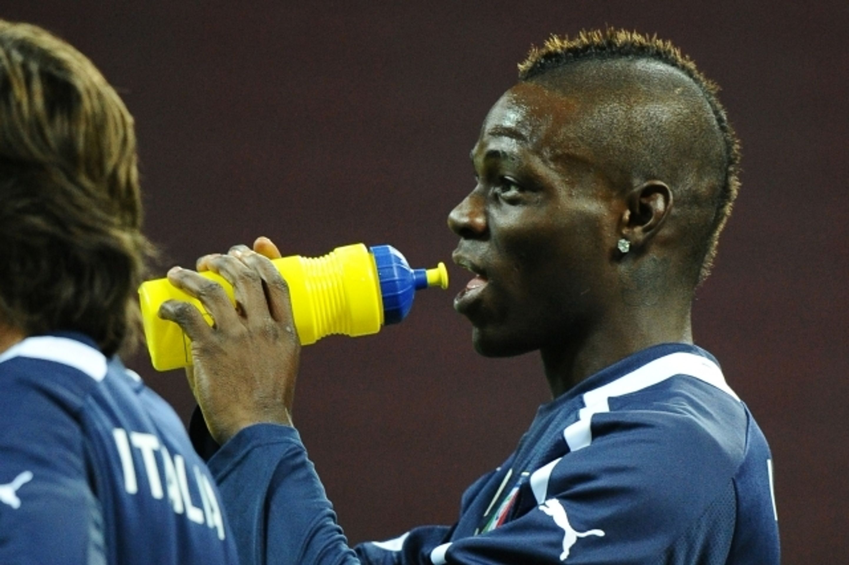 Balotelli bentley - 5 - GALERIE: Mario Balotelli a jeho bentley (1/7)