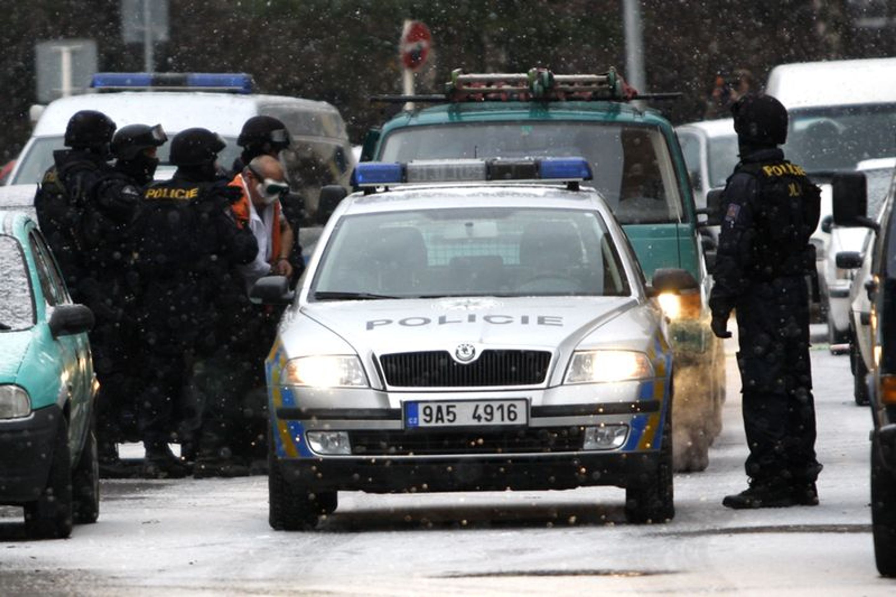 Zadržení muže, který přepadl banku a držel v ní 2 ženy-10 - GALERIE: Přepadení banky na Novodvorské (1/14)