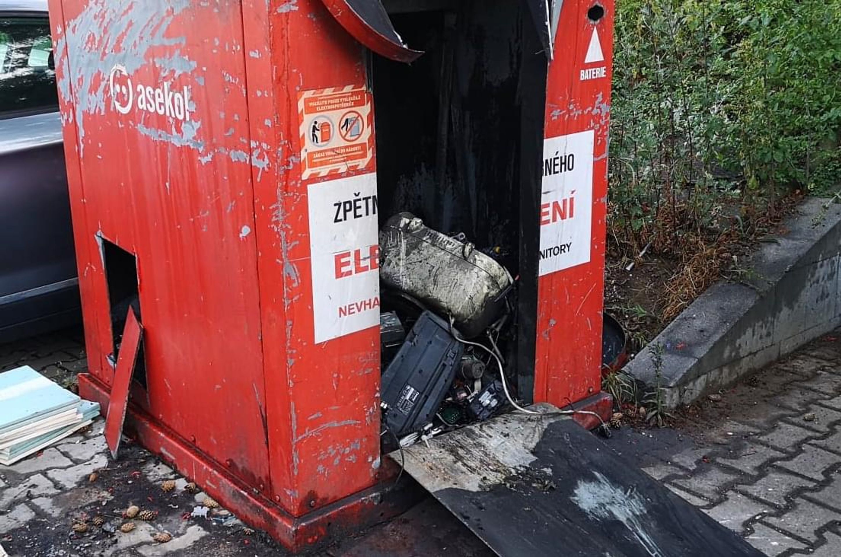 Požár nádoby na elektroodpad - Tragický požár kontejneru v Plzni (4/7)