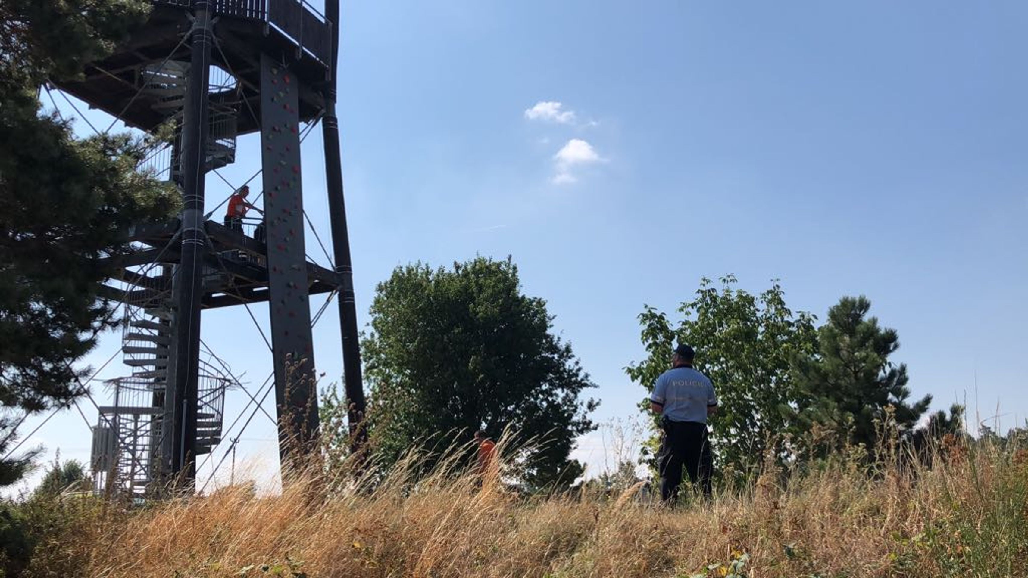 Nález těla pod rozhlednou v obci Vyžlovka - 4 - GALERIE: Nález těla pod rozhlednou v obci Vyžlovka (4/4)