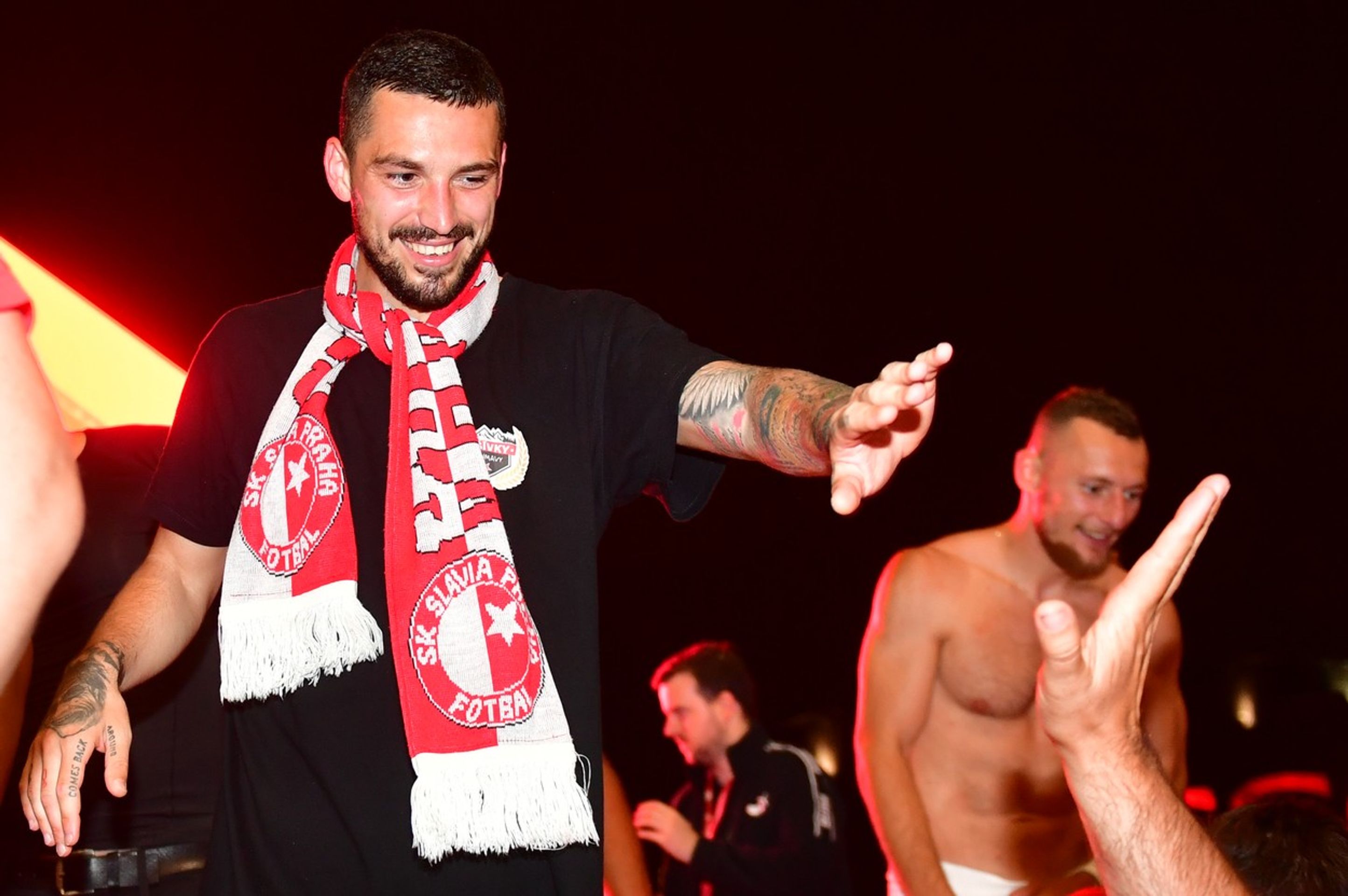 Nico Stanciu si plácá s fanouškem - GALERIE: Slávisté si užili oslavy titulu před stadionem s tisícem fandů! (7/12)