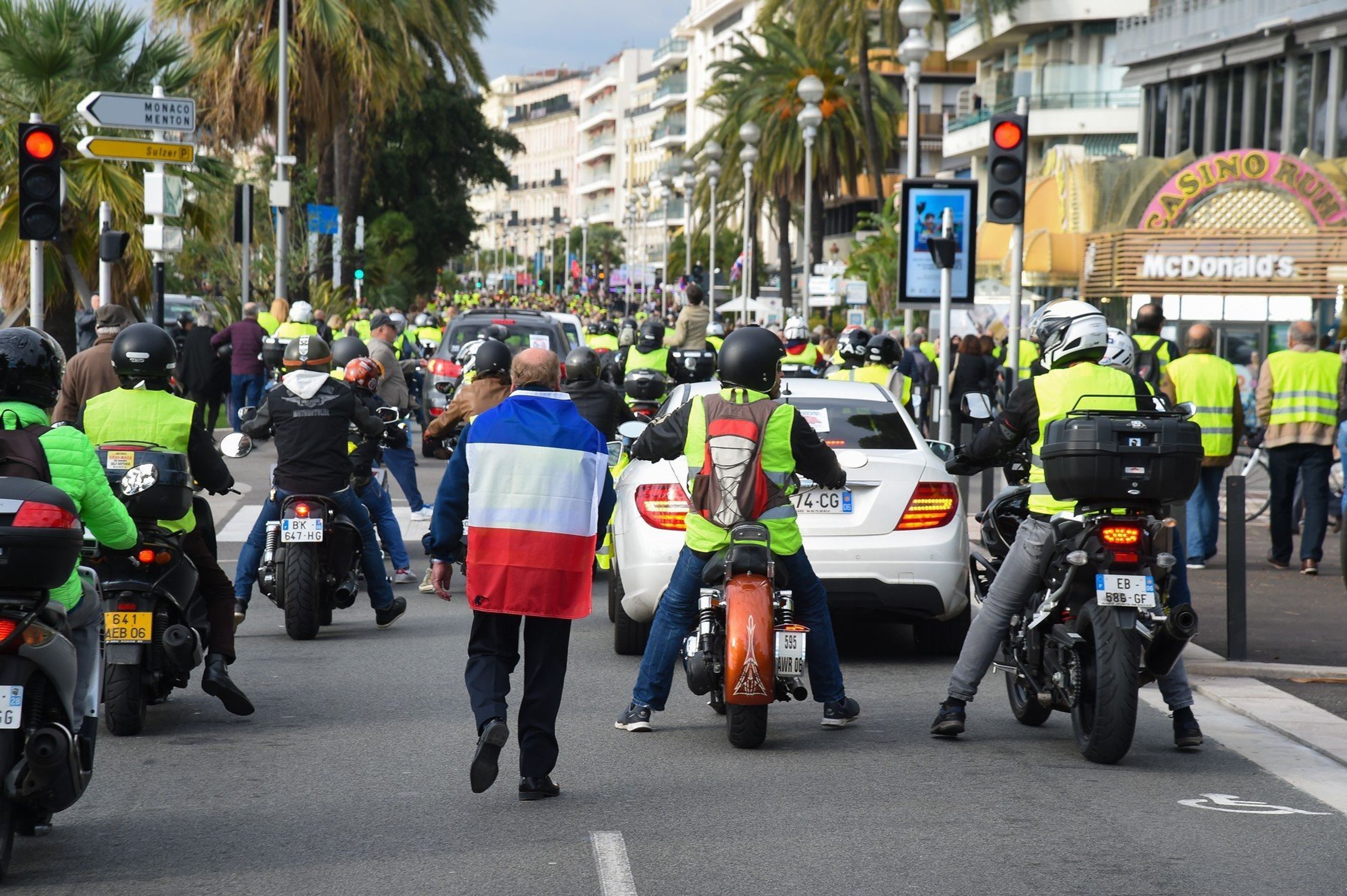Ve Francii vypukly masivní demonstrace - 5 - GALERIE: Demonstranti ve Francii na silnicích vytvořily blokády (1/5)