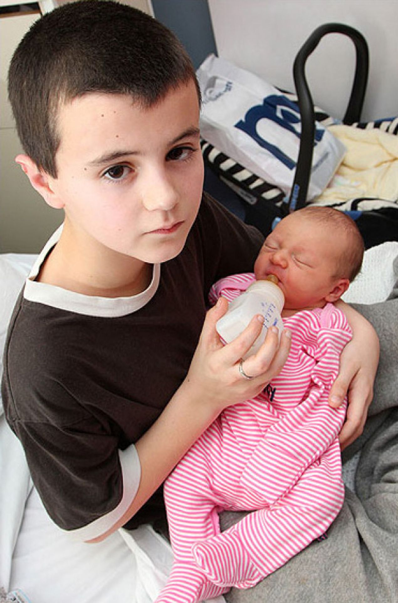 Novopečený otec Alfie s dcerou Maisie Roxanne. - Fotogalerie - potenciální otcové (4/4)
