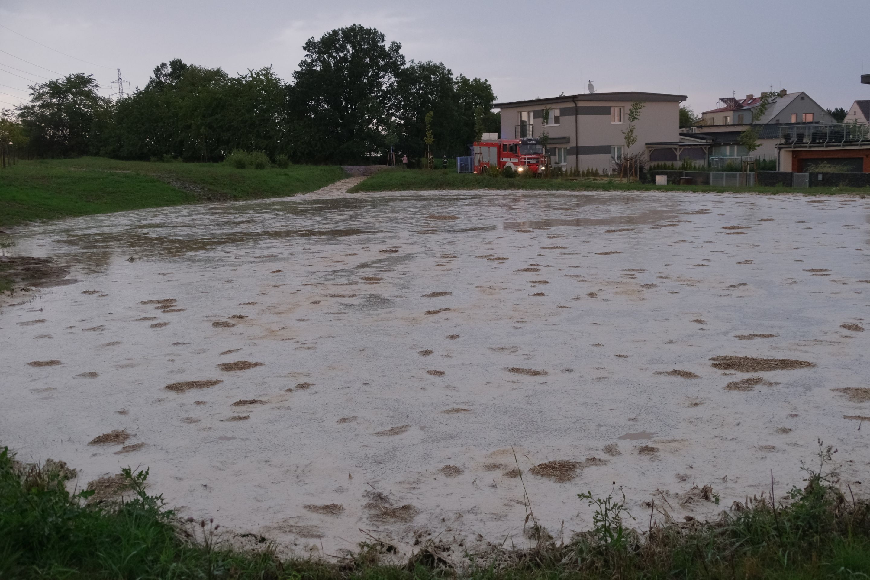 Moravskoslezští hasiči vyjeli v neděli odpoledne skoro 50krát - 1 - GALERIE: Bouřky na Moravě a ve Slezsku (21/21)