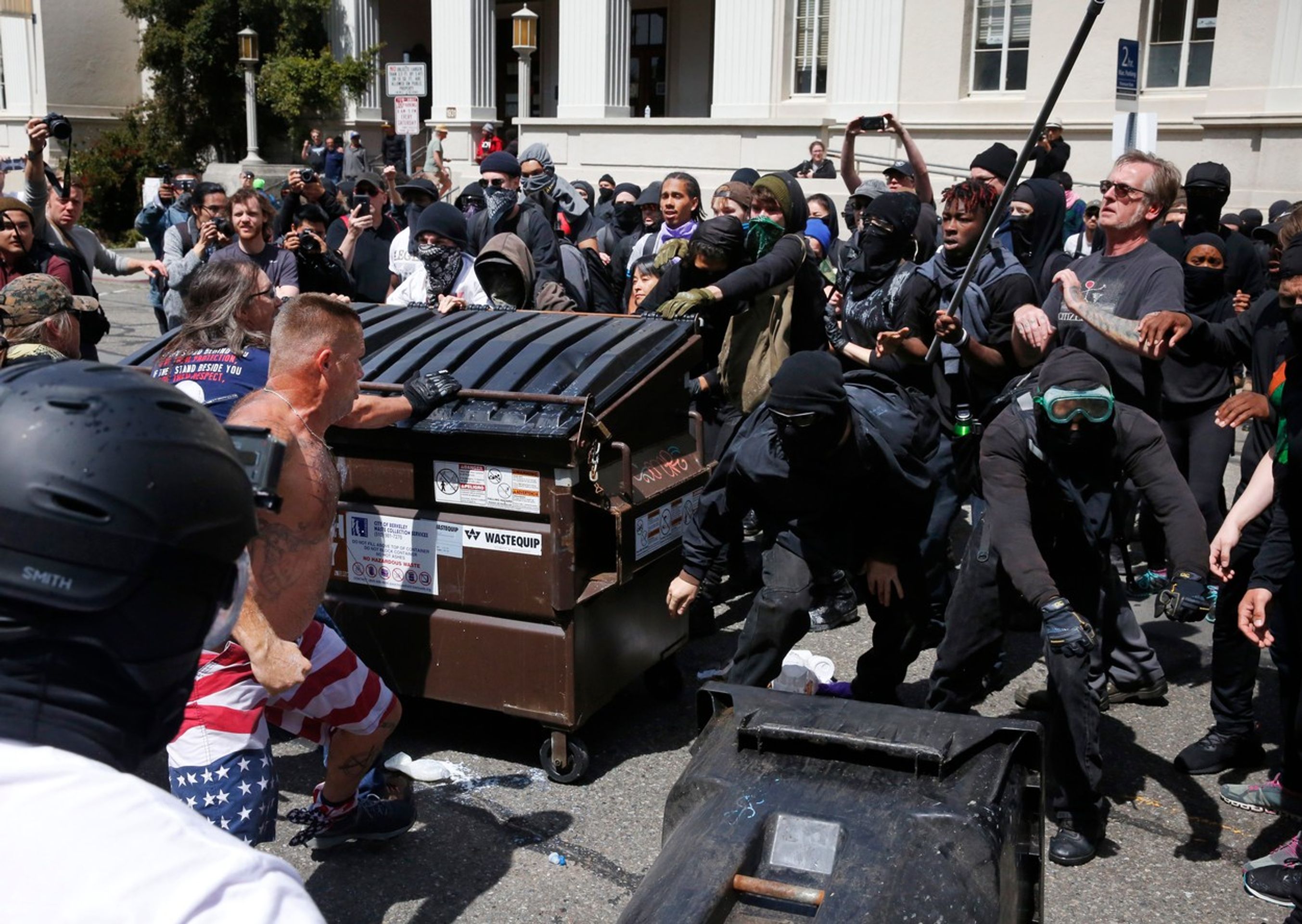 Bitka při protestech v Berkeley - GALERIE: Demonstrace v Berkeley přerostla v hromadnou bitku (4/6)