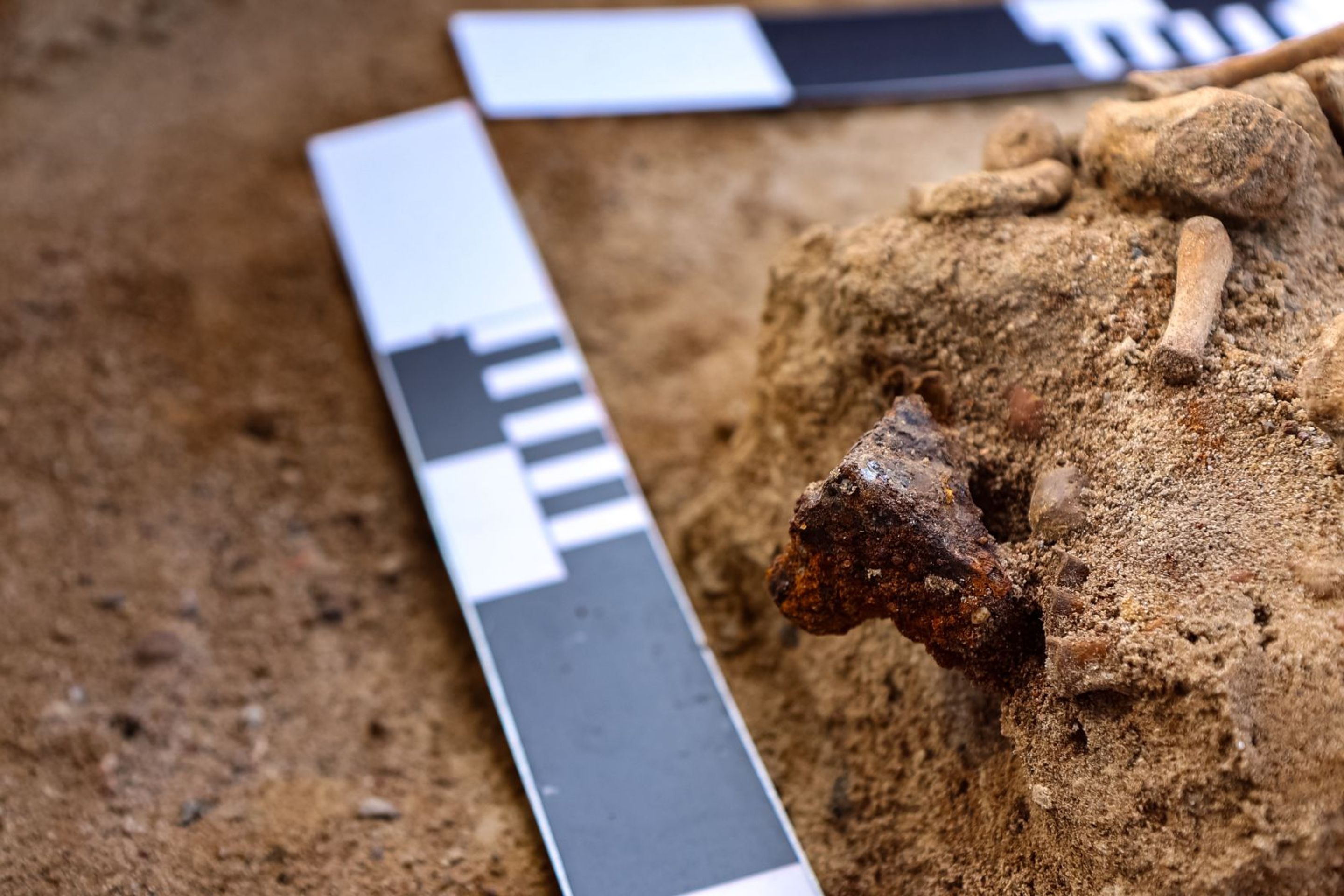 Hrob dítěte  - Archeologové odkryli hroby "upírů" (2/5)