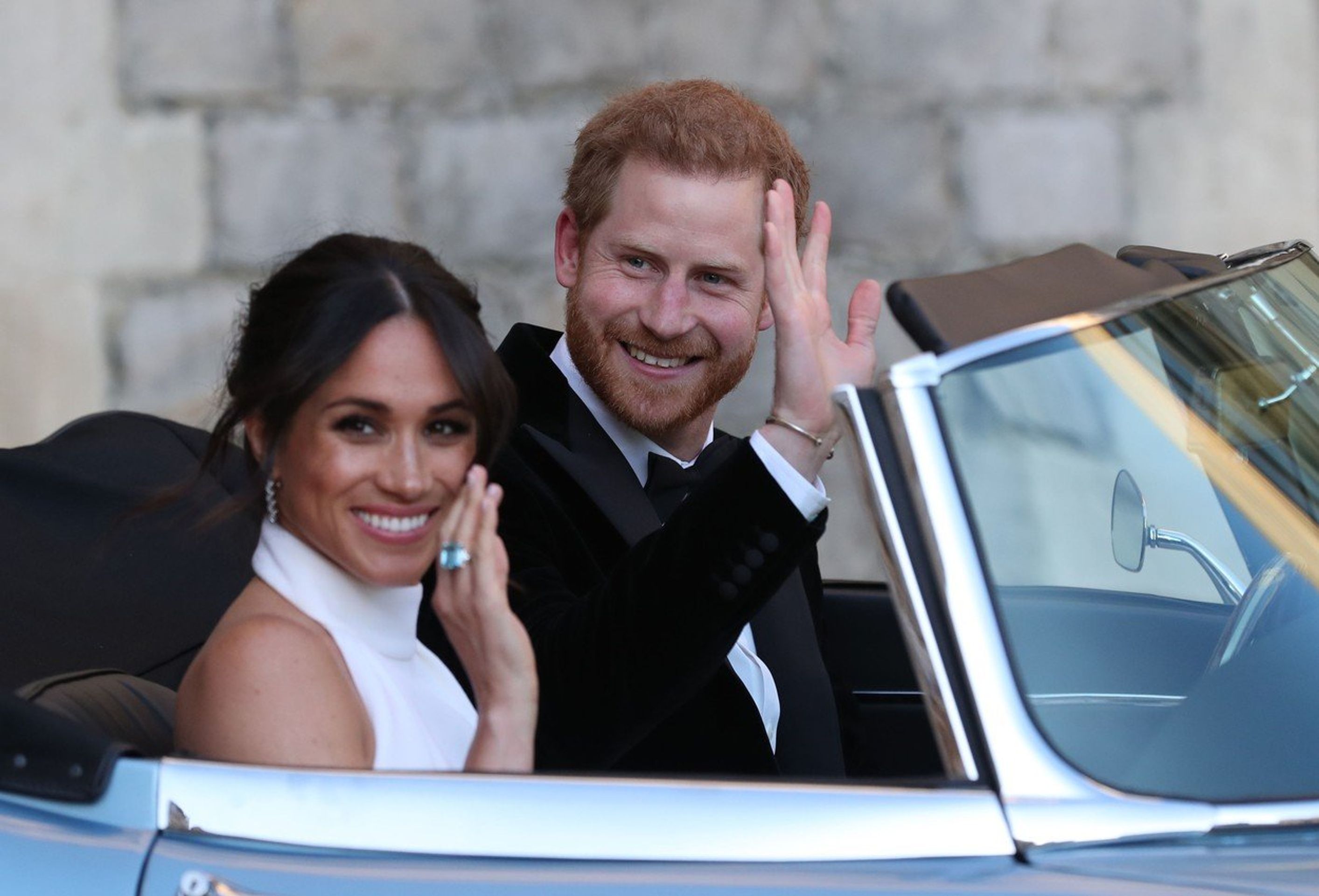 Harry a Meghan v kabrioletu - GALERIE: Vévodkyně Meghan (3/12)