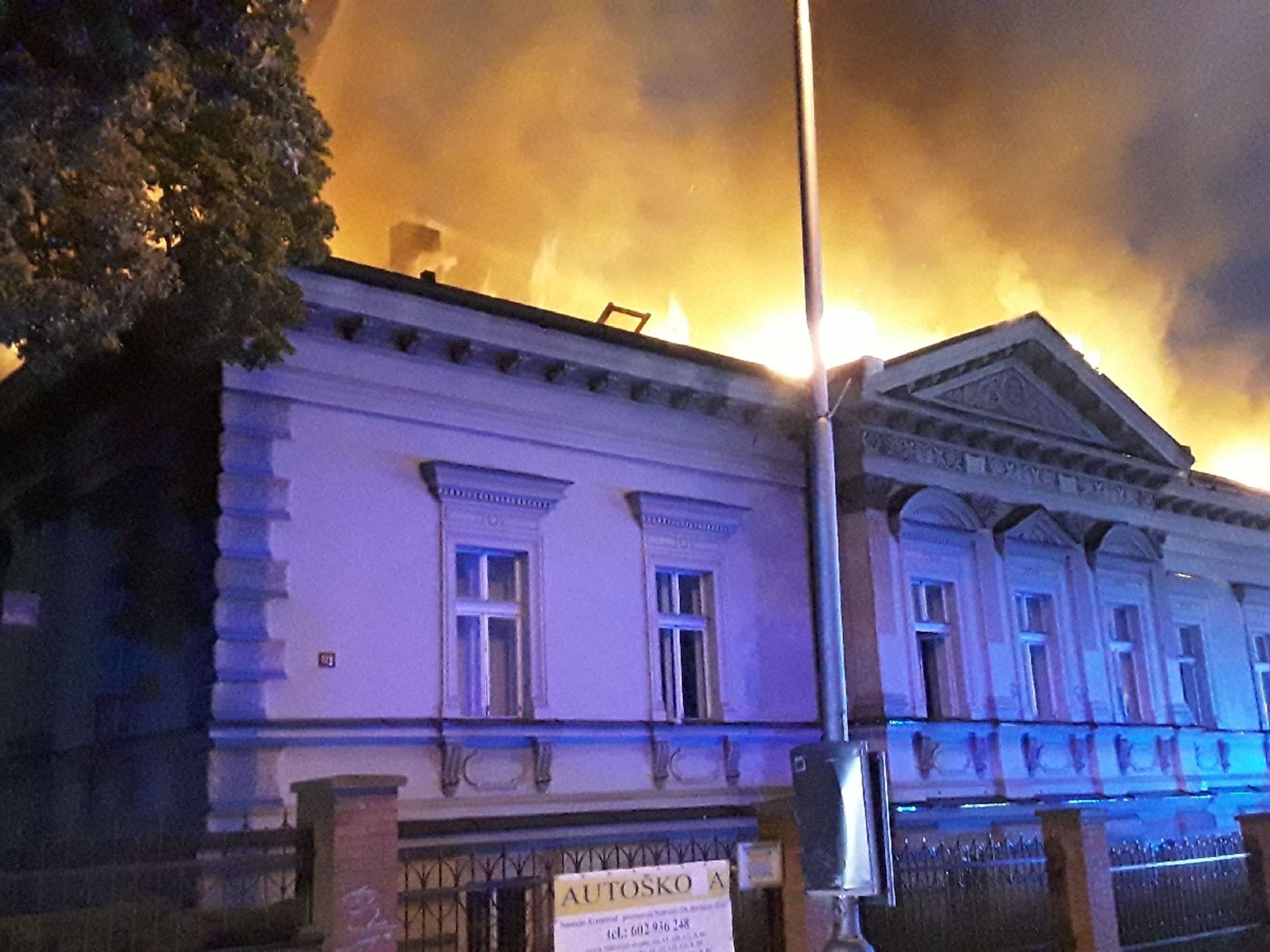 Požár v Havlíčkově Brodě - 3 - GALERIE: Noční požár domu v Havíčkově Brodě (2/4)