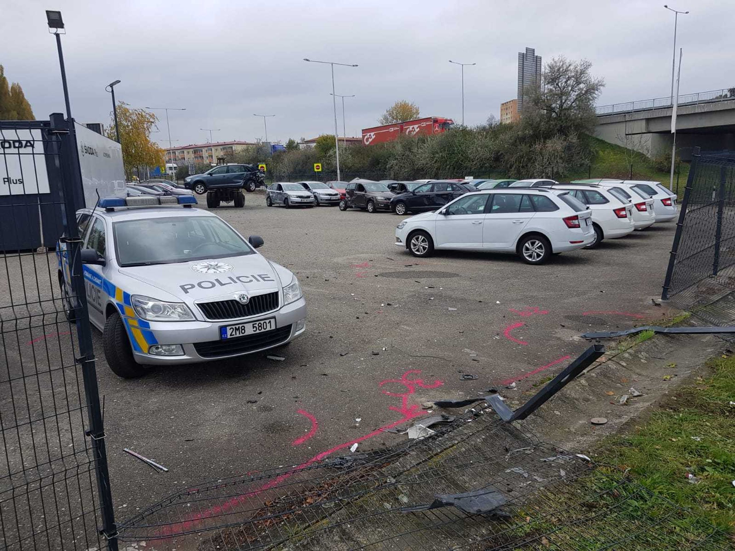 Nákladní auto vjelo do autobazaru, kde nabouralo několik aut - 7 - GALERIE: Nákladní auto vjelo do autobazaru, kde nabouralo několik aut (7/17)