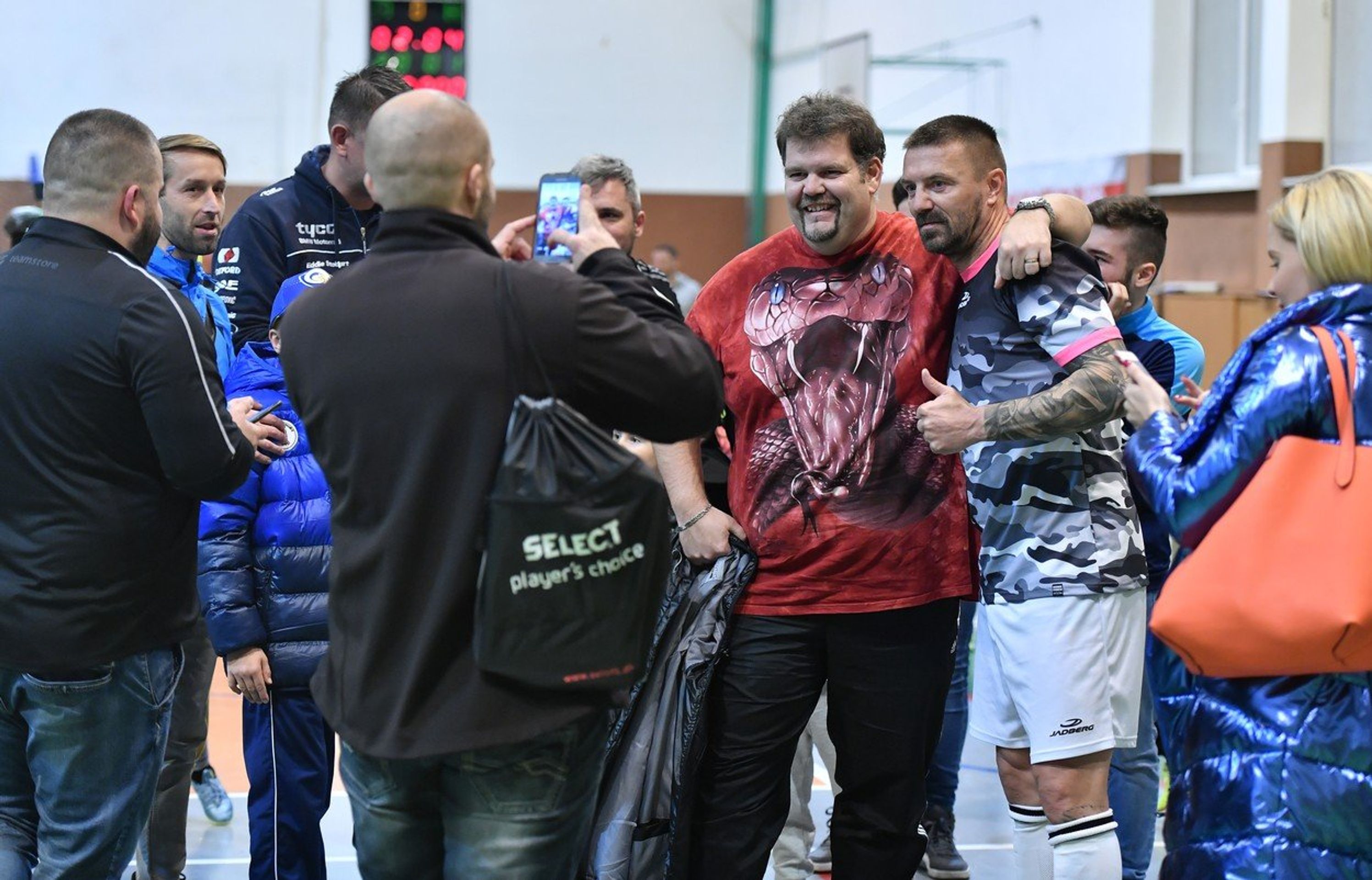 Po zápase se Řepka fotil s fanoušky - GALERIE: Tomáš Řepka si zahrál futsal proti Slavii (3/5)