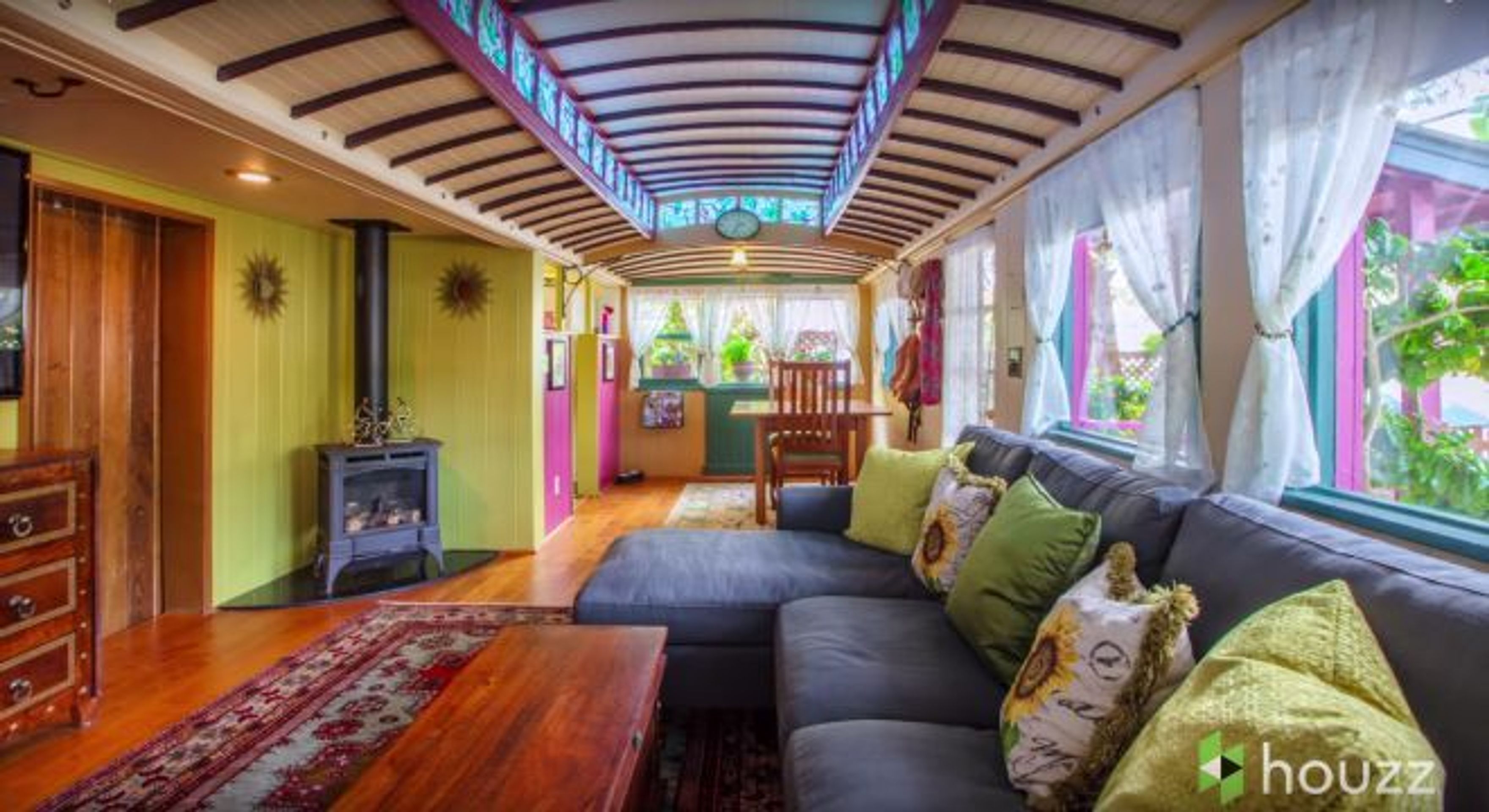 Bydlení z tramvajových vozů - 4 - GALERIE: Bydlení z tramvajových vozů (4/11)