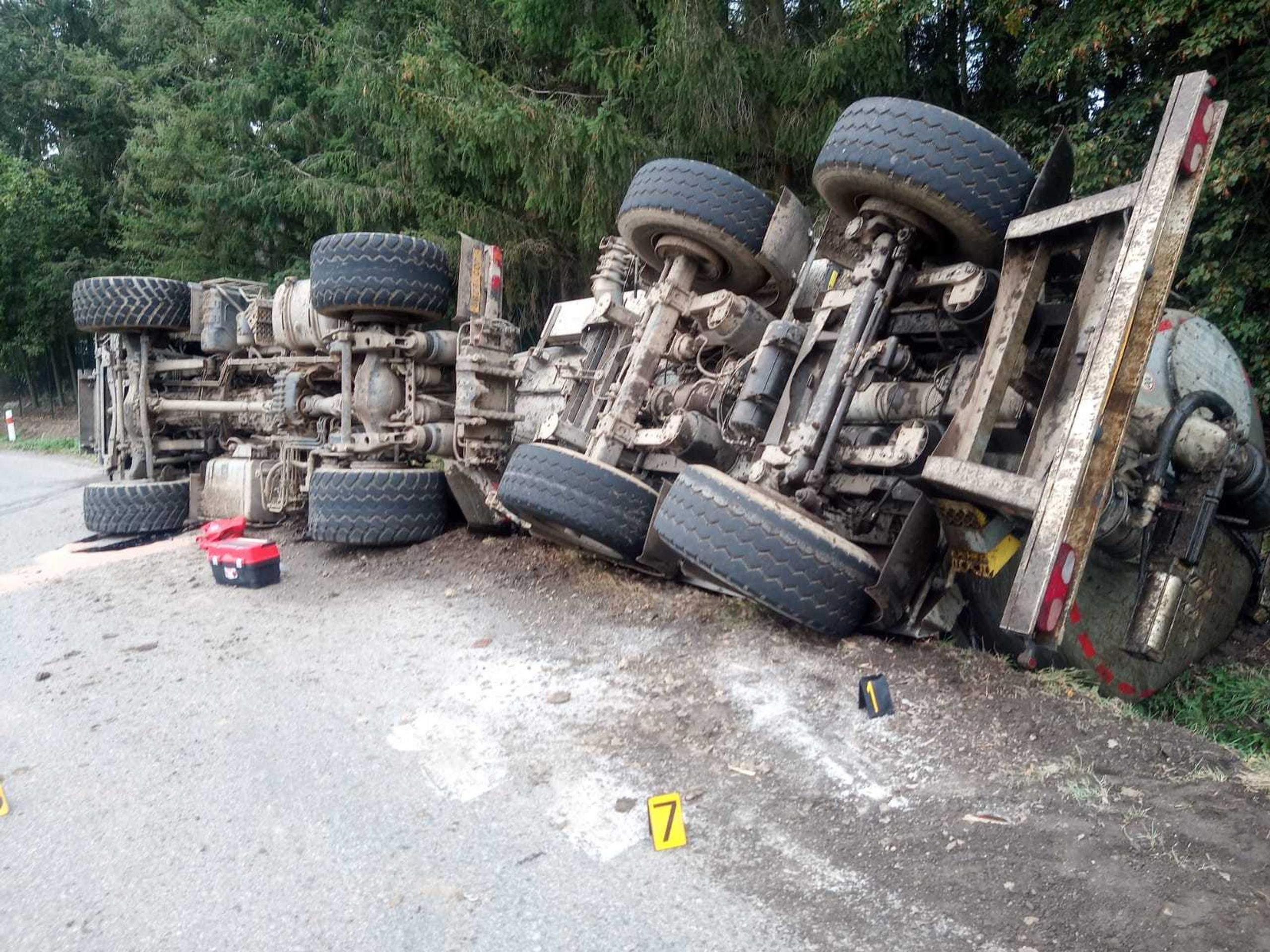 Nehoda fekálního vozu na Benešovsku - 4 - GALERIE: Nehoda fekálního vozu na Benešovsku (1/4)