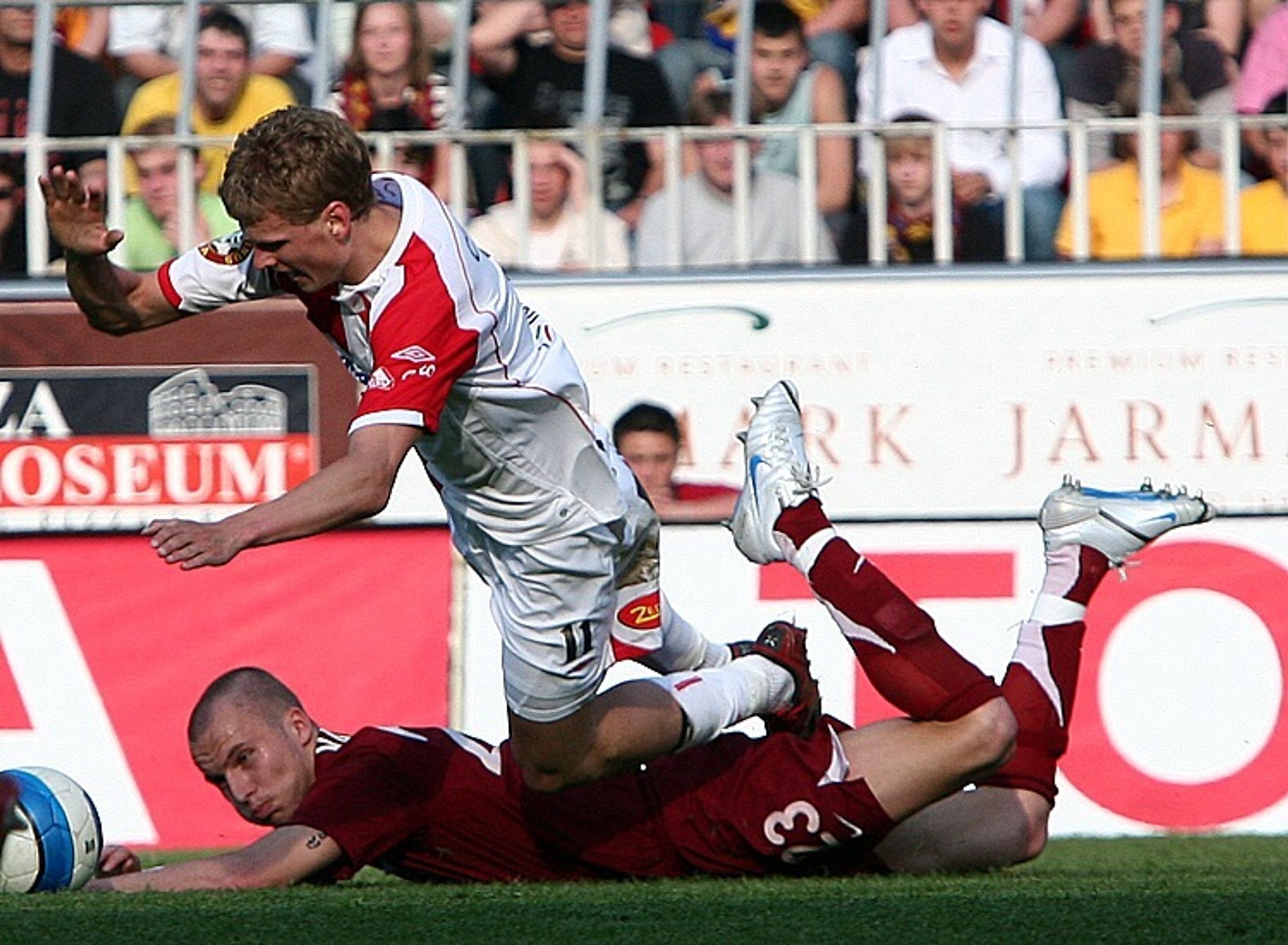 Podobné souboje většinou končívají pádem. - Horváth vystřelil Spartě výhru v derby (12/21)