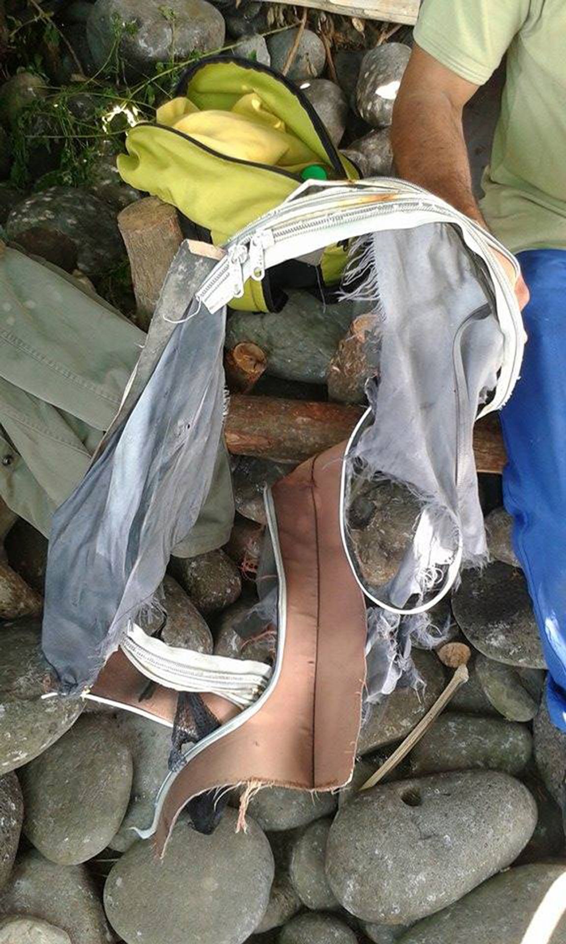 Zbytky kufru, který možná patřil cestujícímu z letu MH370 - 1 - GALERIE: Objev trosek z letu MH370 (5/6)