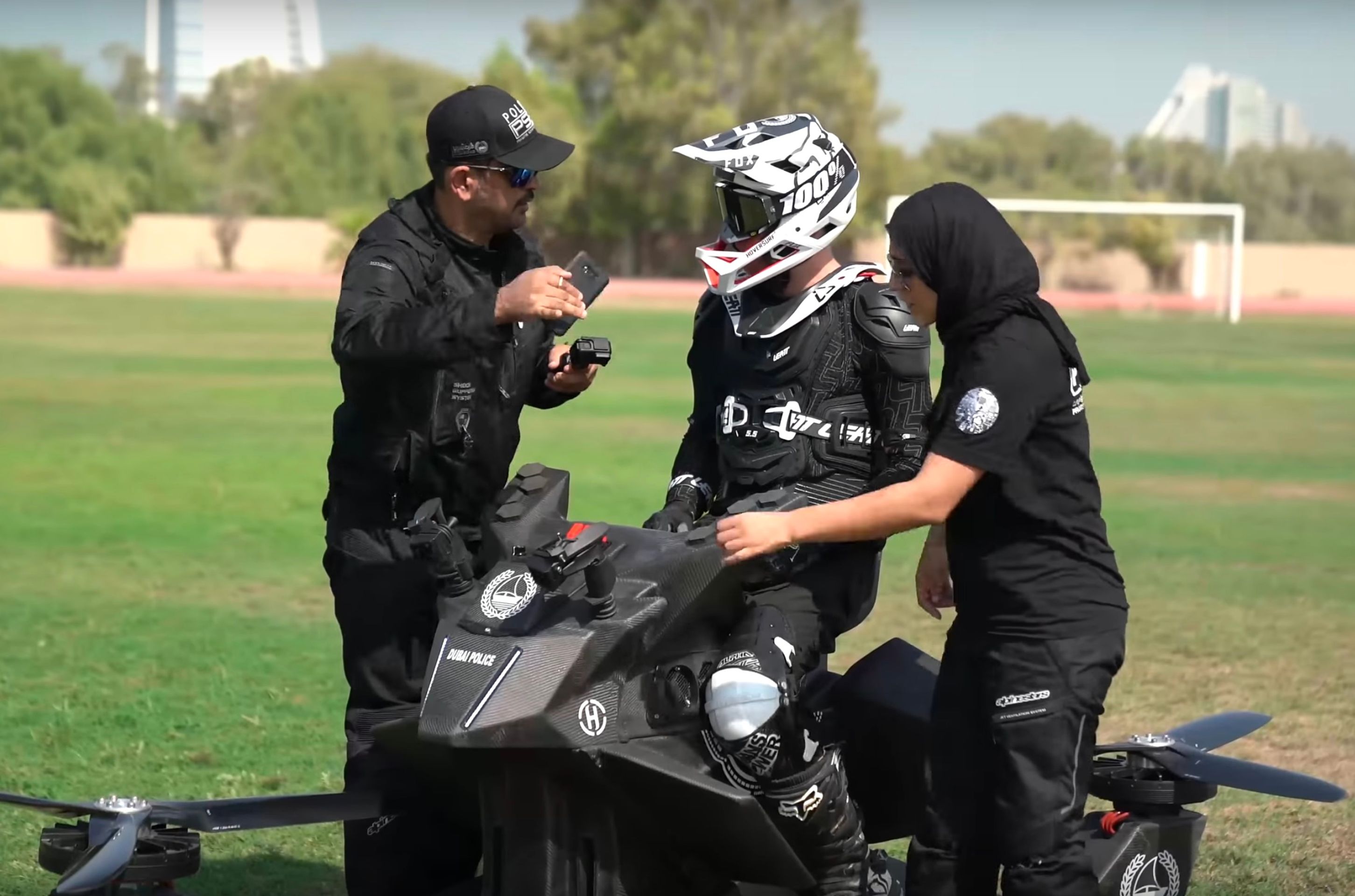 Létající motorka Hoverbike S3 2019 - 13 - Fotogalerie: Výcvik dubajské policie na létajícím stroji (7/10)