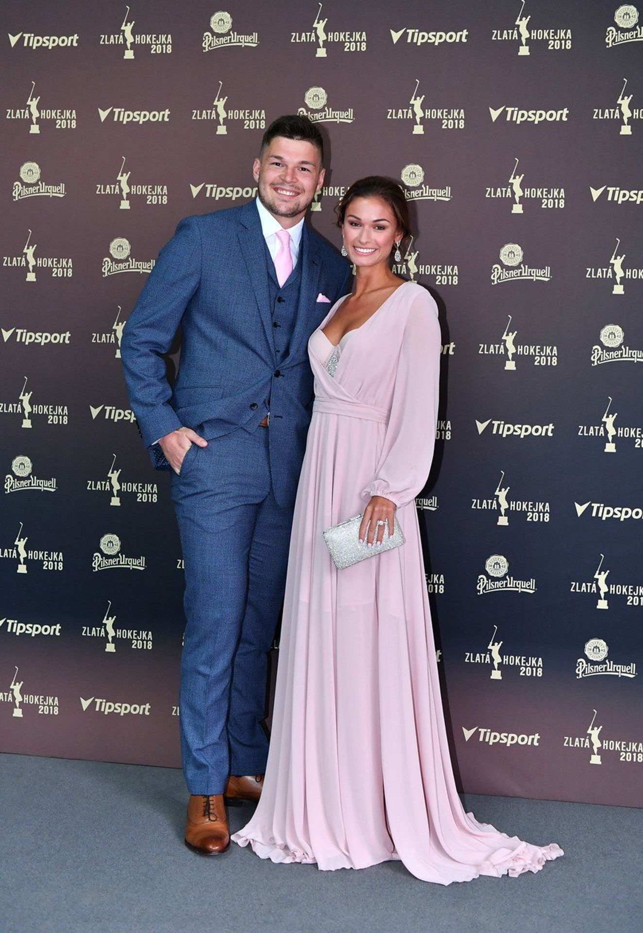 Tomáš Hertl a Aneta Netolická - GALERIE: Na Zlatou hokejku přivedli hokejisté své krásné ženy (2/6)