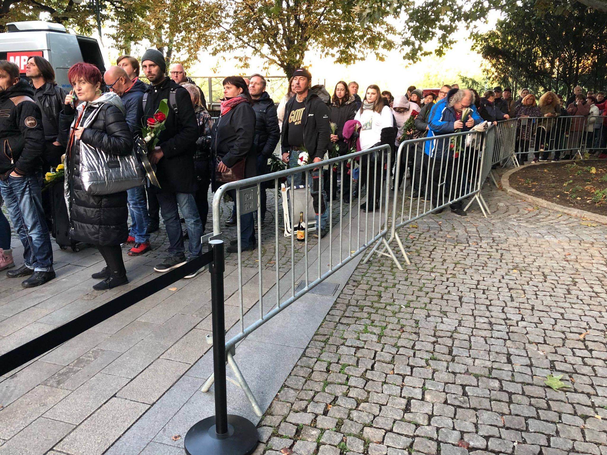 Fanoušci čekají na vpuštění do paláce Žofín - 5 - GALERIE: Loučení s Karlem Gottem na Slovanském ostrově (8/39)