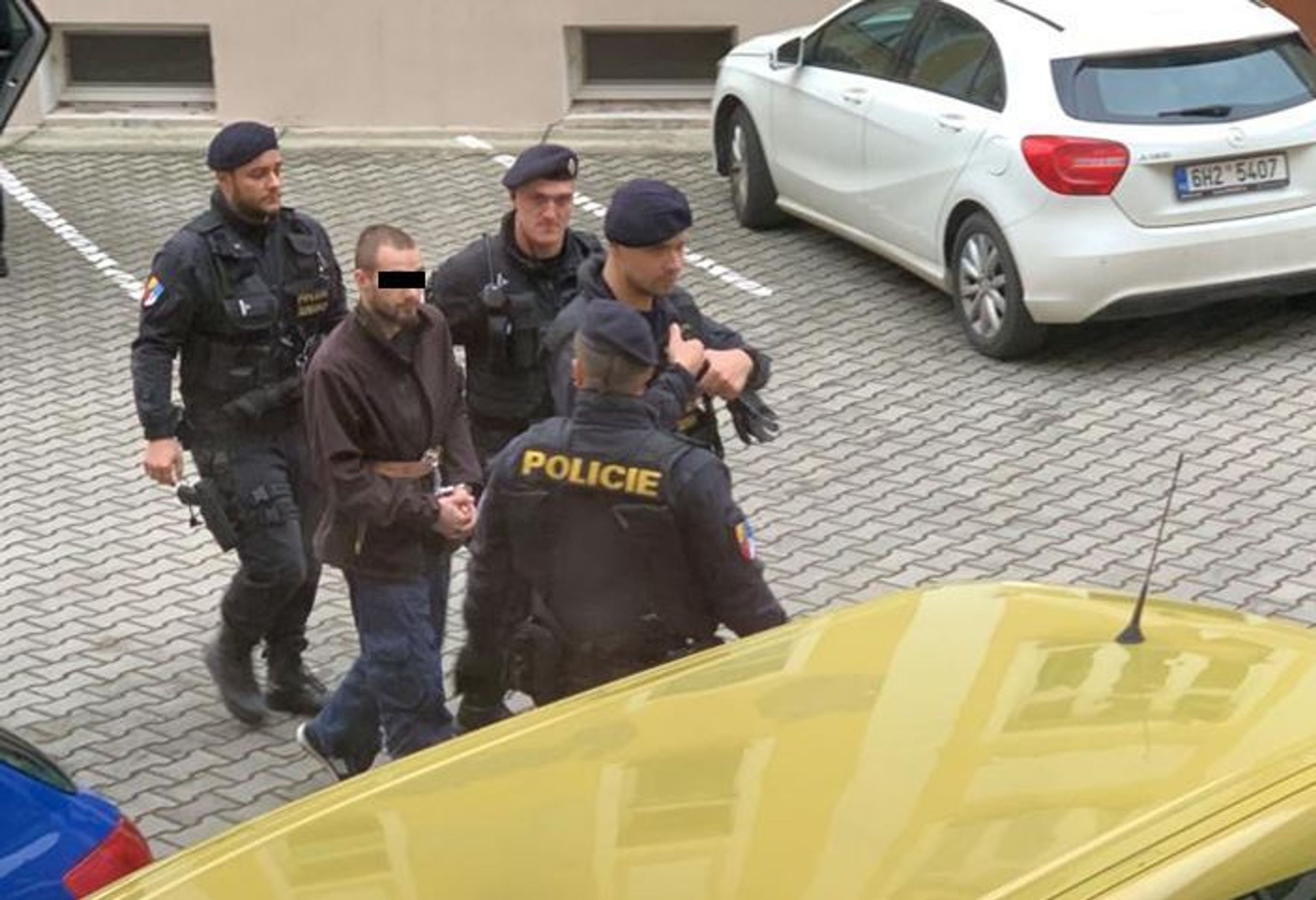 Podezřelé z vraždy pumpařky vedou k soudu - 2 - GALERIE: Obviněné z vraždy a loupeže na pumpě u Nelahozevsi vedou k soudu (4/17)