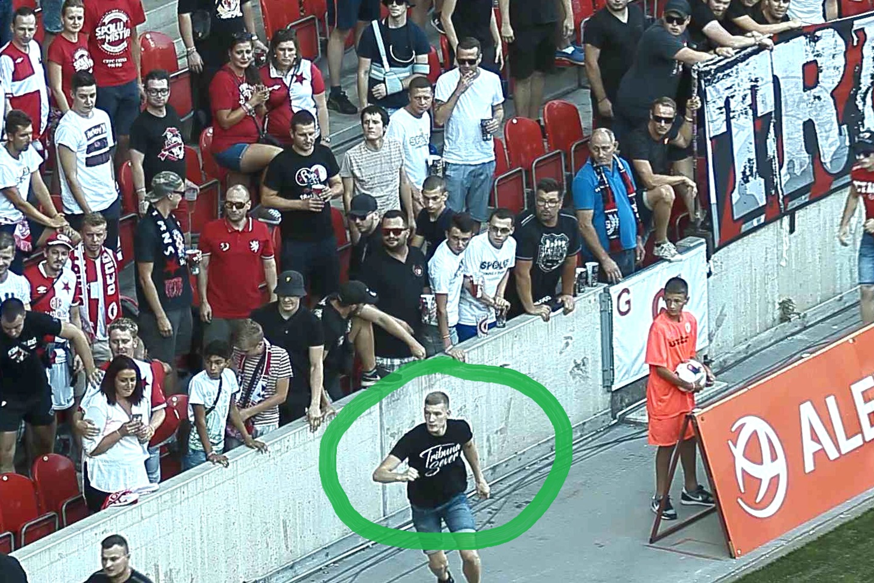 Pátrání po mužích podezřelých z výtržnictví na fotbalovém stadionu - 1 - GALERIE: Pátrání po mužích podezřelých z výtržnictví na fotbalovém stadionu (1/9)
