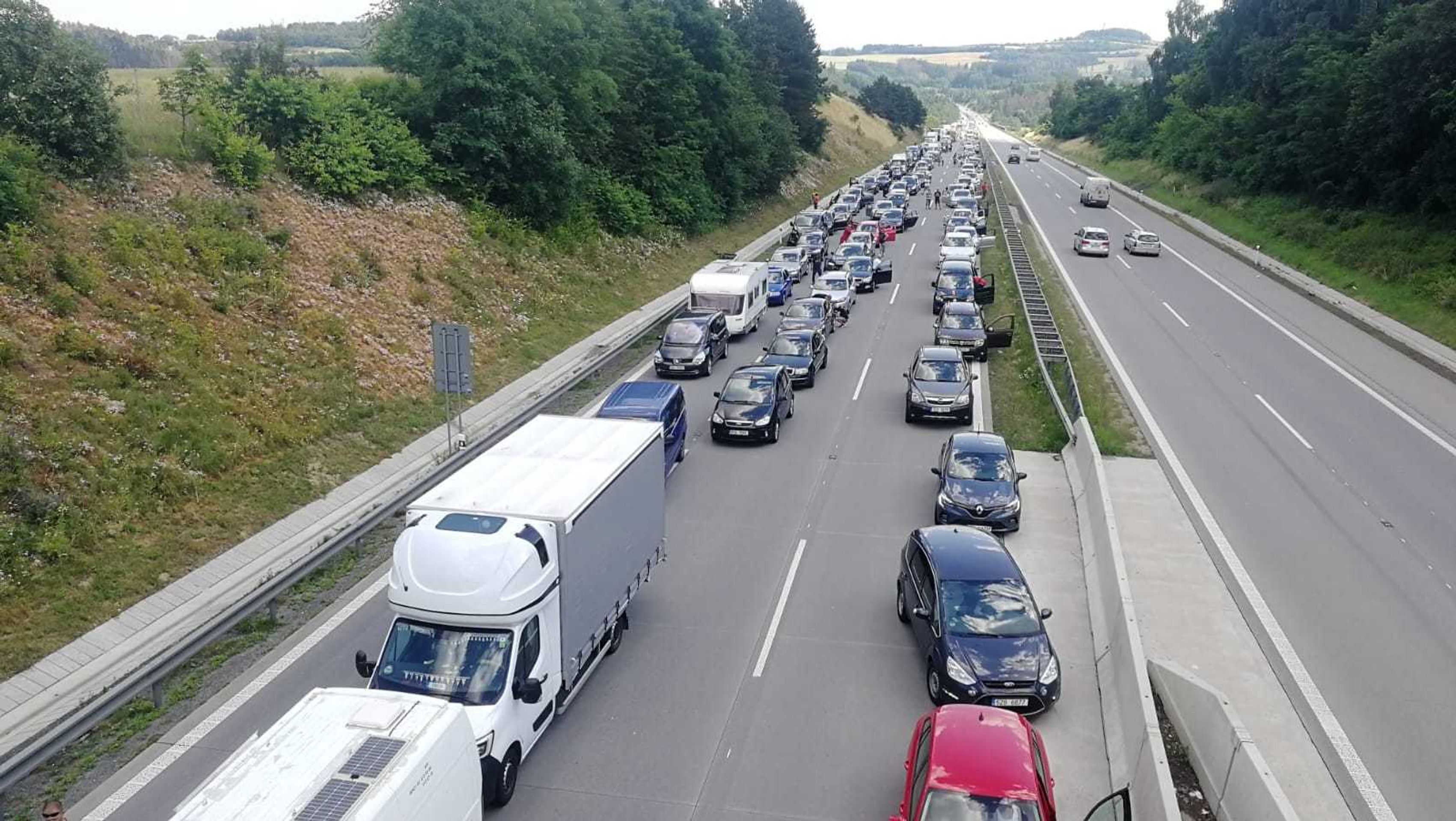 Kolona u hromadné nehody - 1 - GALERIE: Hromadná nehoda na D1 (13/13)