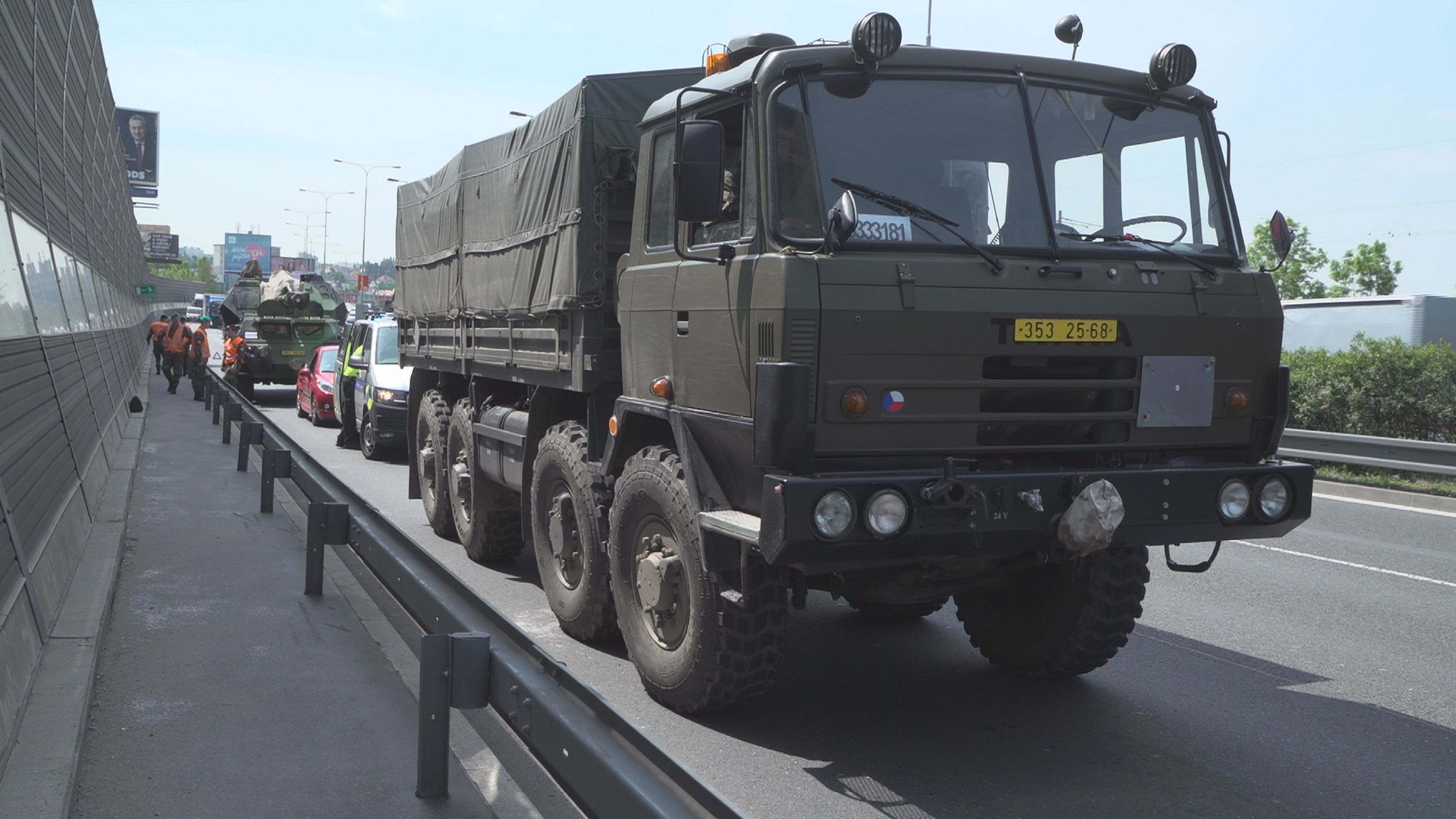 Nehoda na jižní spojce - 3 - GALERIE: Na Jižní spojce se srazilo auto s vojenskou houfnicí (8/10)