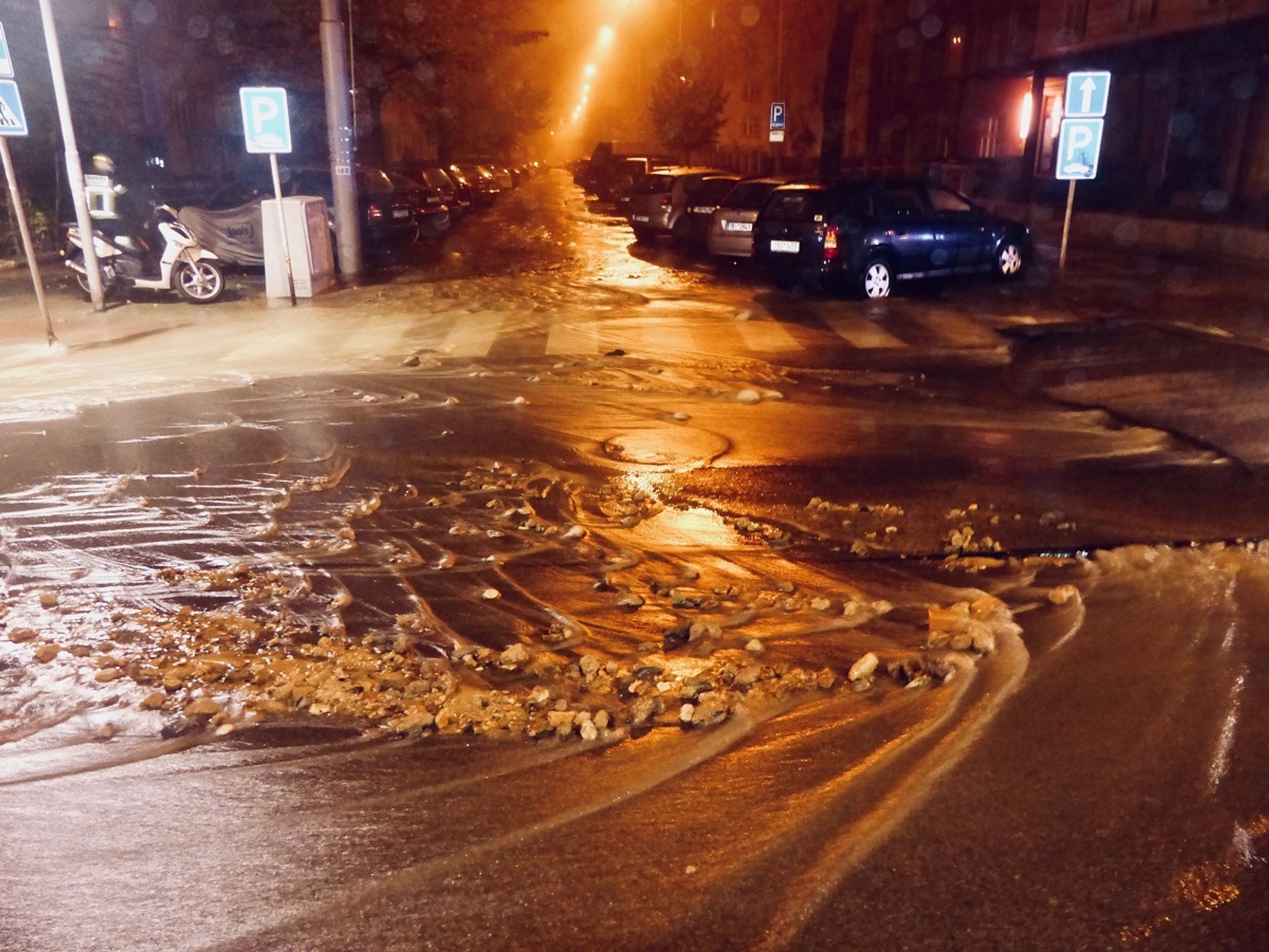 V Brně prasklo potrubí, voda zalila ulici - 3 - GALERIE: V Brně v noci prasklo vodovodní potrubí, ulici zalila voda (11/13)