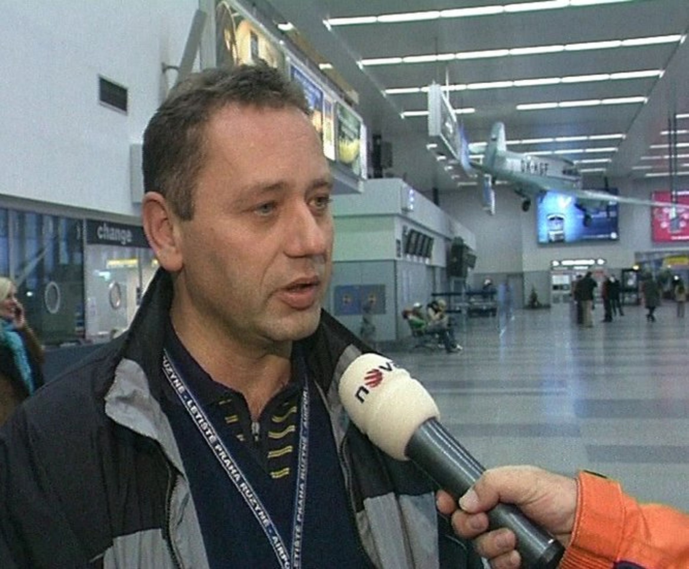 Martin Hlava, ředitel divize bezpečnosti Letiště Praha
 - Rozhovor: Cestující uneseného letadla mohou dnes odletět (1/3)
