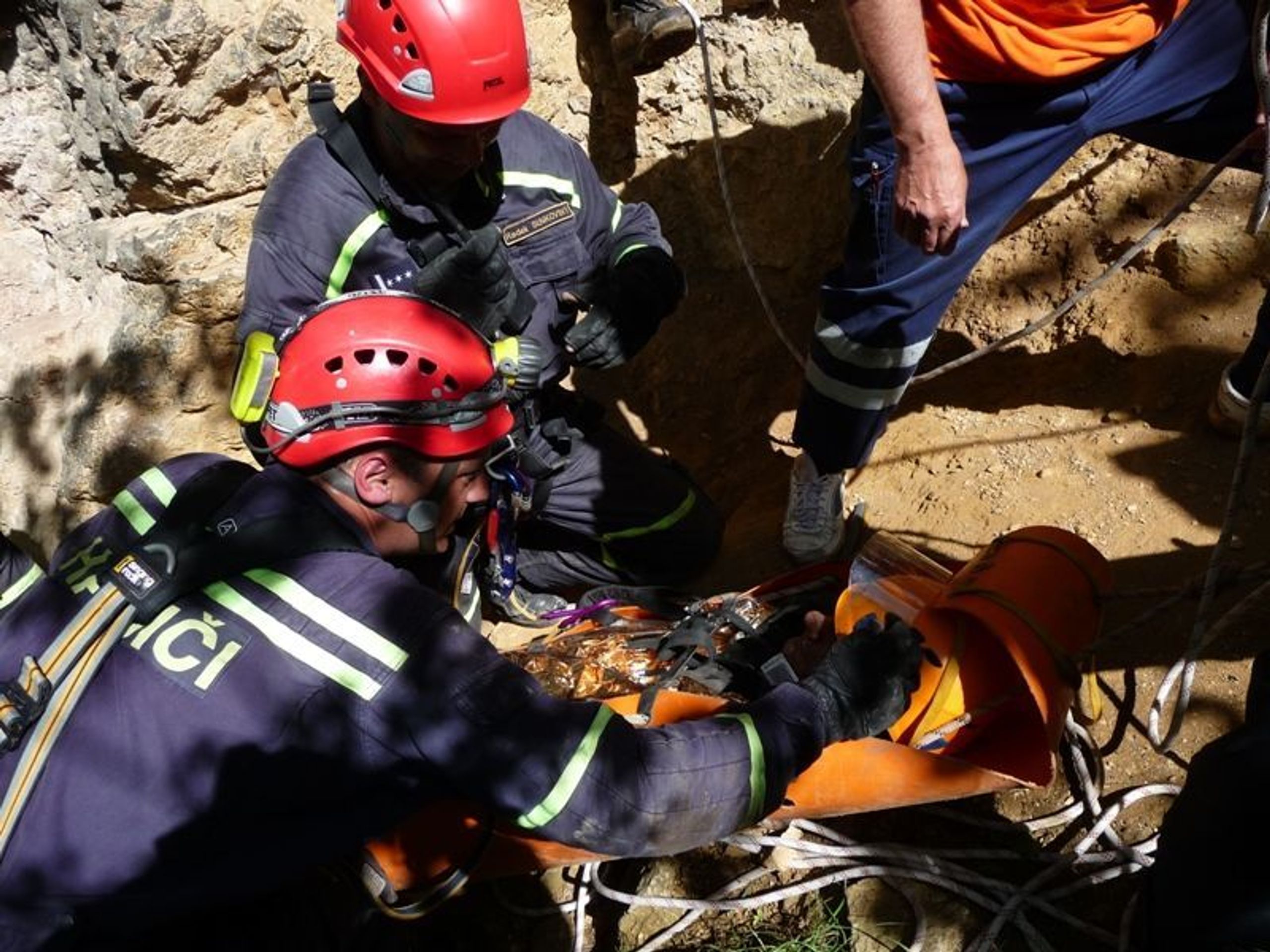 Záchrana muže uvězněného čtyři dny v jeskyni na Berounsku-2 - FOTOGALERIE: Záchrana muže uvězněného čtyři dny v jeskyni na Berounsku (2/7)