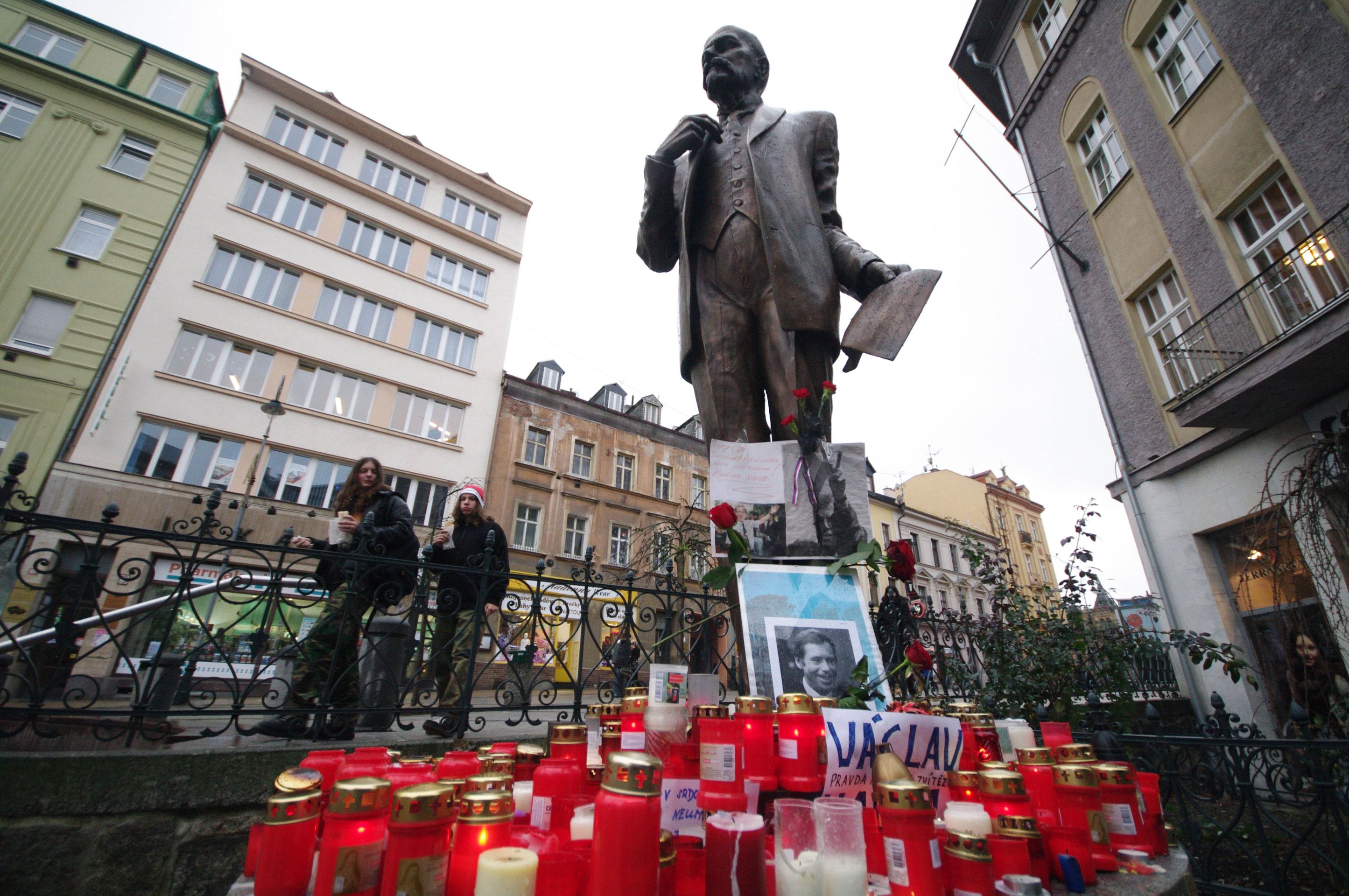 Pietní místa napříč republikou - 4 - GALERIE: Pietní místa napříč republikou (1/9)