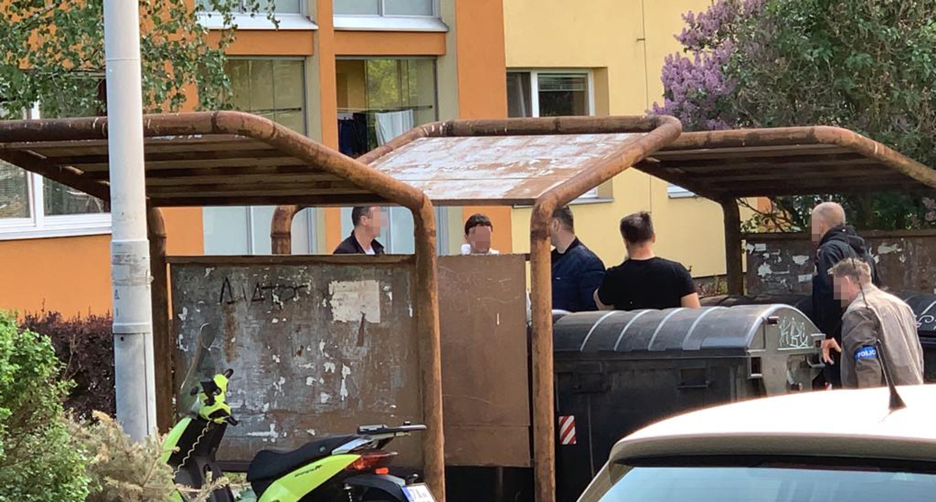 Nález těla ženy po požáru v pražském bytě - 1 - GALERIE: Nález těla ženy po požáru v pražském bytě (1/4)