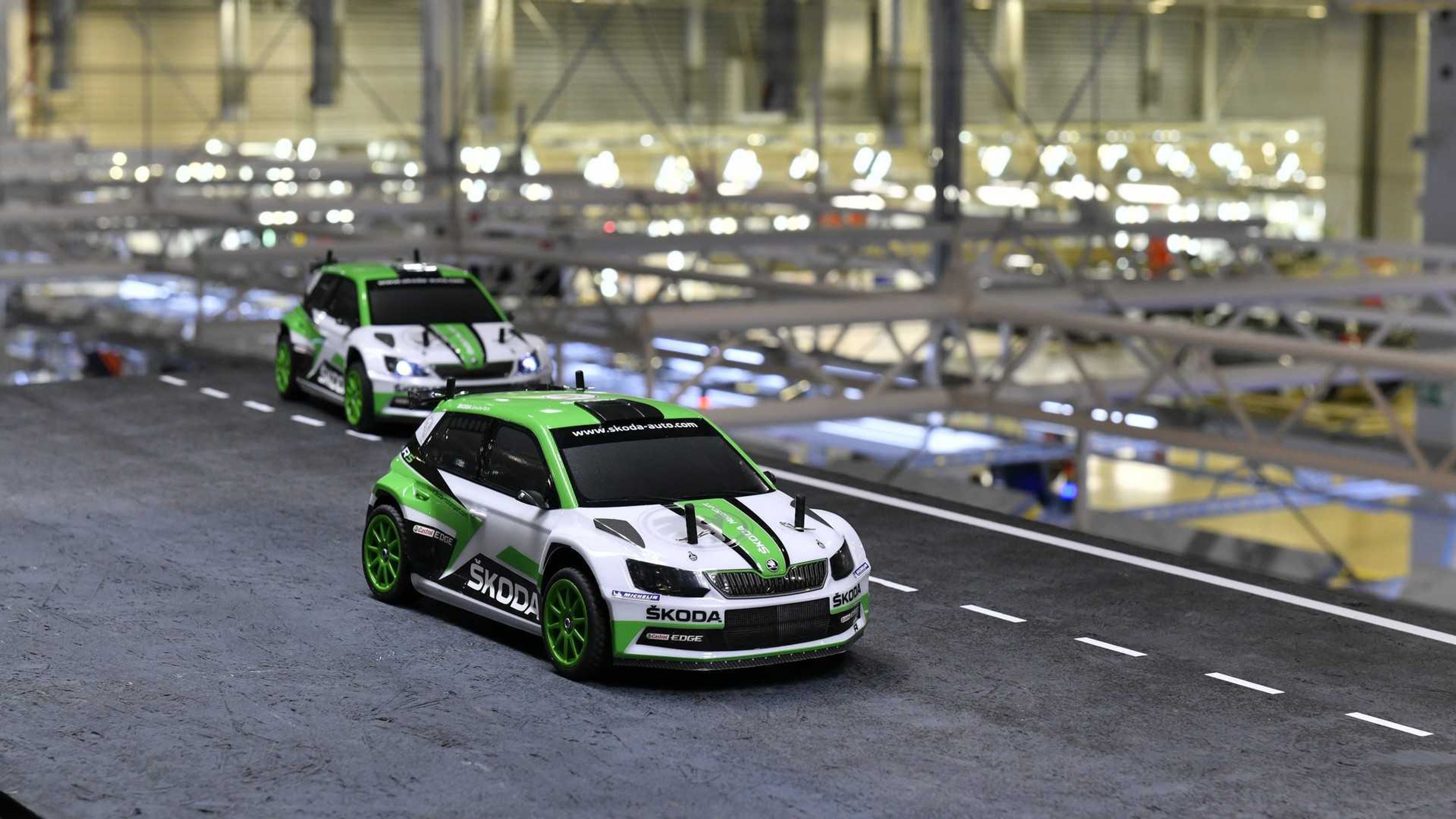 Závodní modely v továrně Škody - 18 - Fotogalerie: Závodní Fabie R5 se prohání továrnou Škody (4/16)