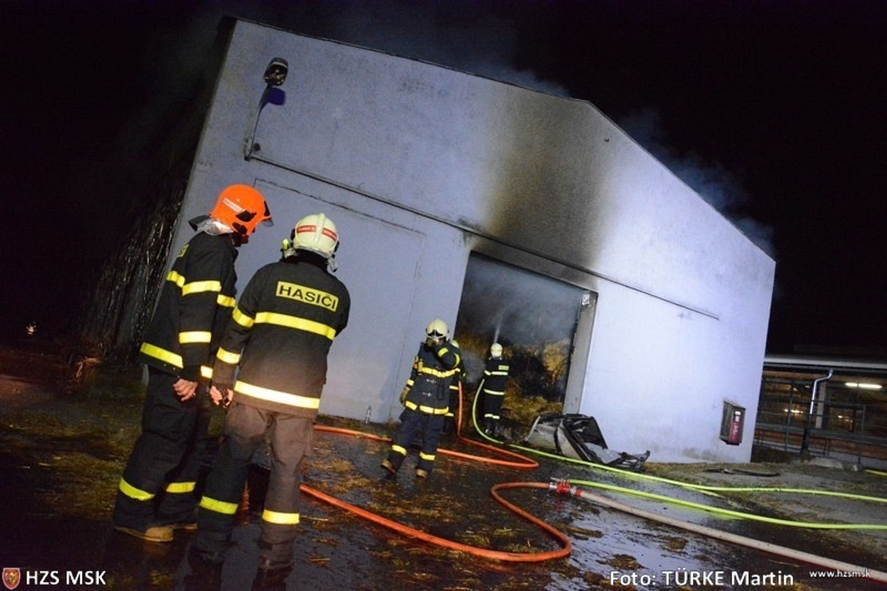 Velký požár skladu slámy na Ostravsku - 16 - GALERIE: Požár skladu slámy na Ostravsku (9/24)