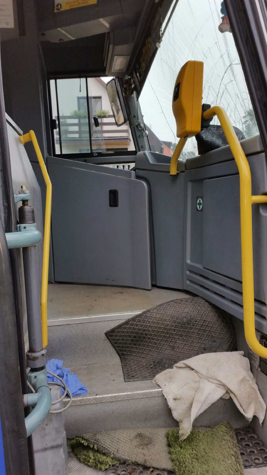 Řidič autobusu dostal infarkt a narazil do stromu - 3 - GALERIE: Řidič autobusu dostal infarkt a narazil do stromu (3/3)