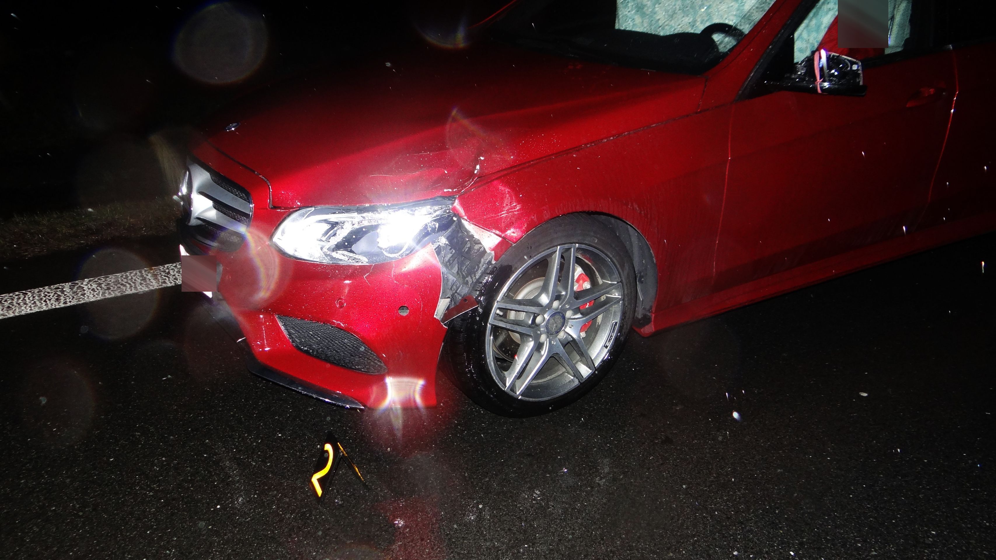 Protijedoucí auto nabralo ženu levou stranou - GALERIE: Sražená žena u Řevničova (4/4)